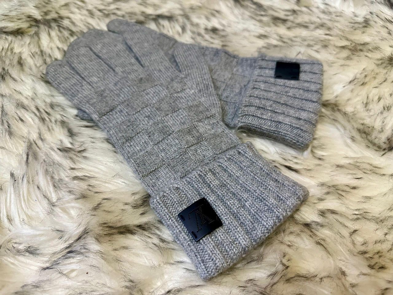 Louis Vuitton Authentic Louis Vuitton Neo Petite Damier Cashmere Glove Size ONE SIZE - 1 Thumbnail