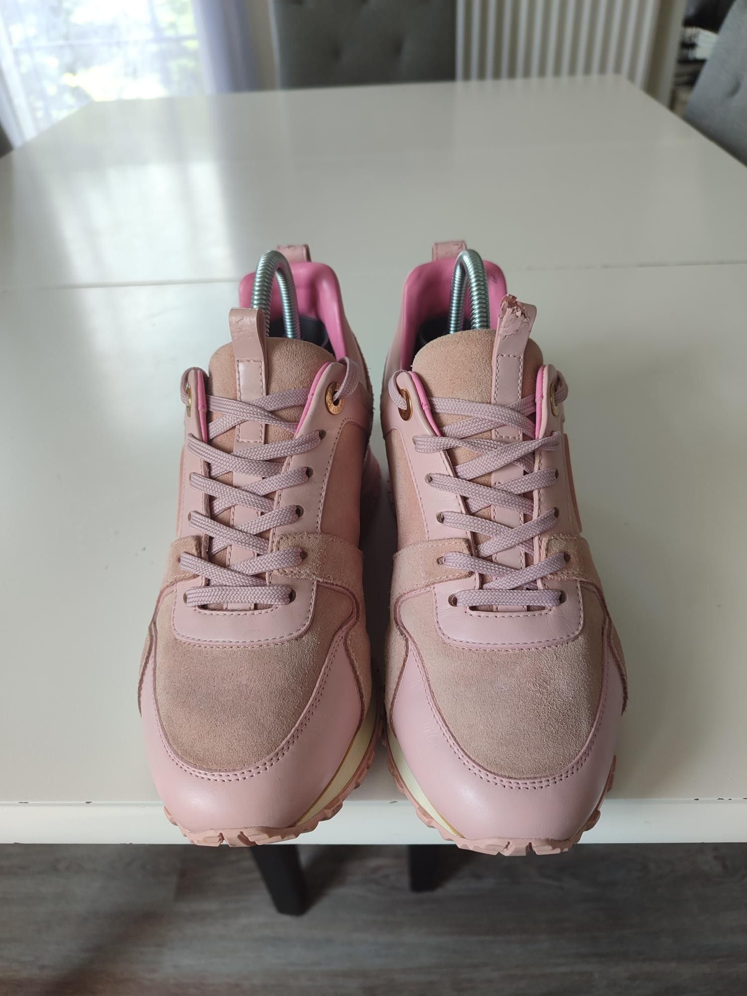 Louis Vuitton BASKETS LOUIS VUITTON RUN AWAY ROSE POUDRE Size US 6 / IT 36 - 4 Thumbnail