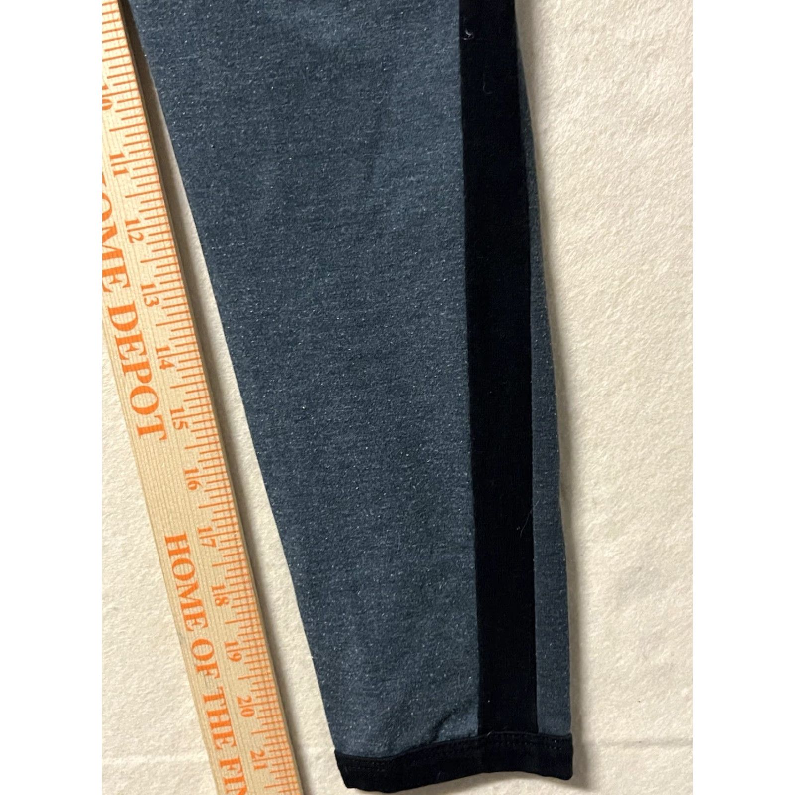 James Perse James Perse Cropped Leggings Women’s Size 1 Gray Made USA Pants Pull On Cropped Features Crop USA Theme Womens Size 25" / US 0 / IT 36 - 5 Thumbnail