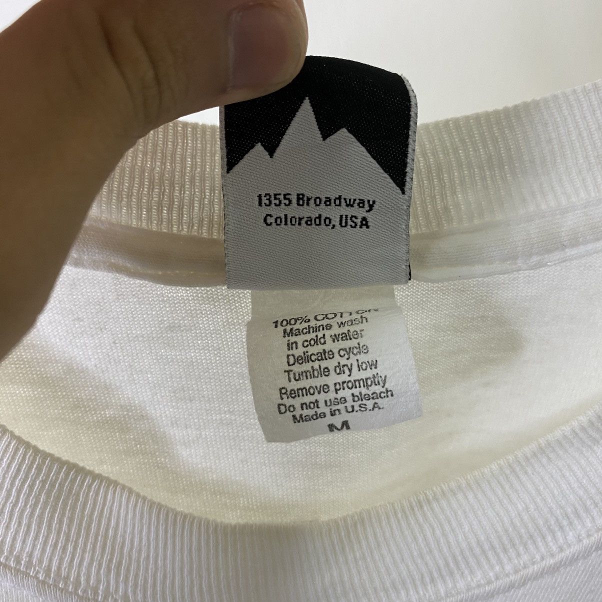Vintage Vintage 90s The Boulder Mountaineer White Tee Large Size Size US L / EU 52-54 / 3 - 6 Thumbnail