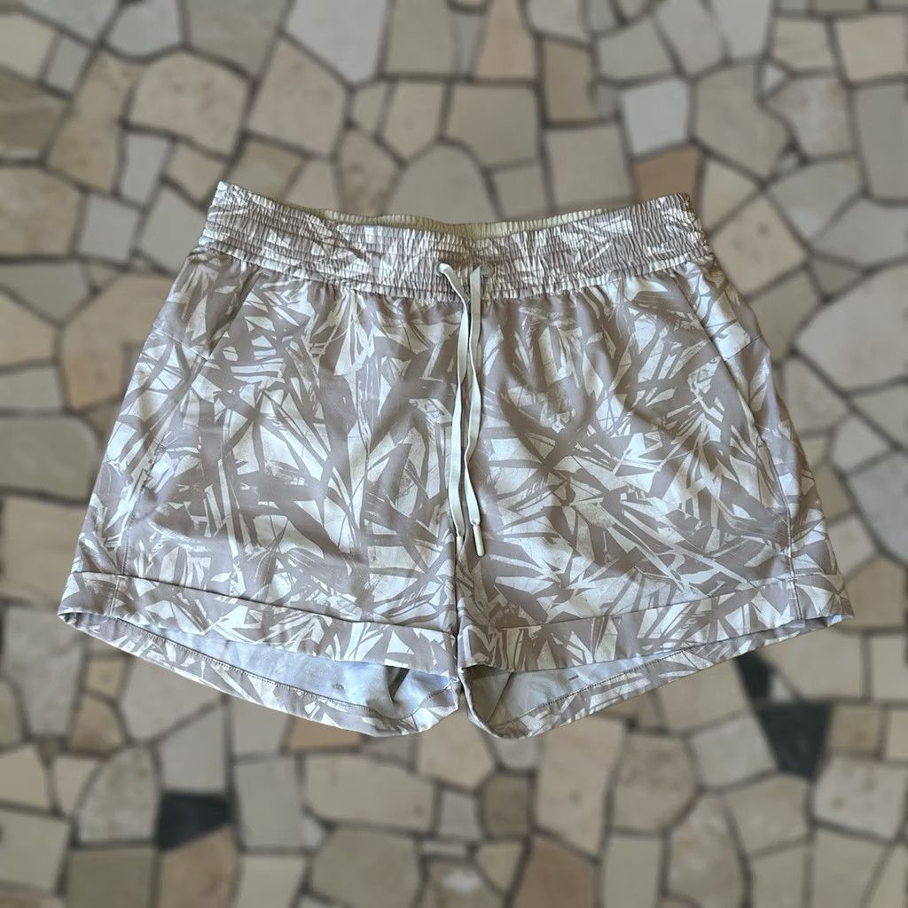 Lululemon Lululemon Spring Break Away Short Shadow Leaf Women’s 8 Size 30" / US 8 / IT 44 - 1 Thumbnail