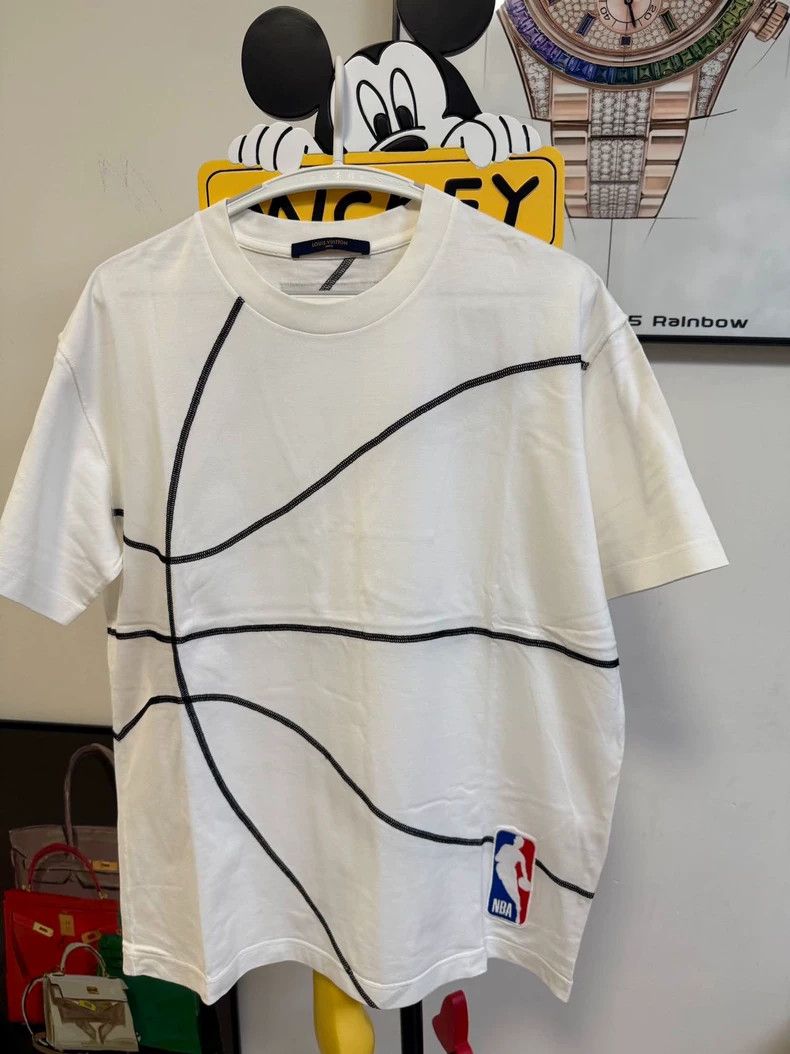 Louis Vuitton Louis Vuitton NBA Collaboration Basketball Short Sleeve T-shirt Size US L / EU 52-54 / 3 - 1 Thumbnail