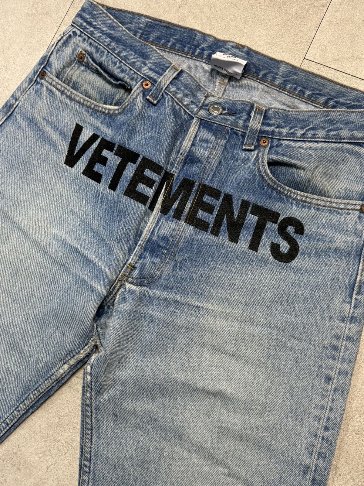 Vetements VETEMENTS x LEVIS FW17 RUNWAY EMBROIDERED LOGO DENIM JEANS Size US 32 / EU 48 - 3 Thumbnail