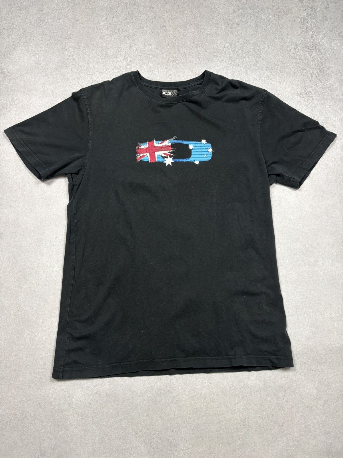 Oakley Oakley Australia Flag Graphic T-Shirt 00s Vintage Y2K Black Size US M / EU 48-50 / 2 - 1 Thumbnail