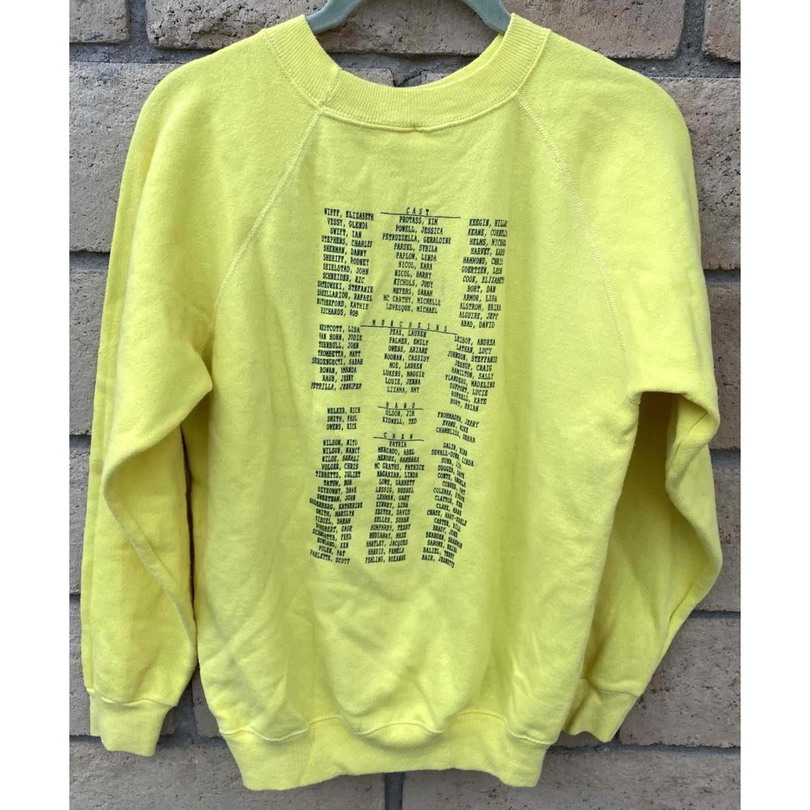 Hanes VINTAGE Wizard Of Oz Cast + Crew Mt Tamalpais 1991 Sweatshirt Hanes Yellow M Mens Pullover Graphic Print 90s Movie Dorothy raglan Sweatshirt Size US M / EU 48-50 / 2 - 4 Thumbnail