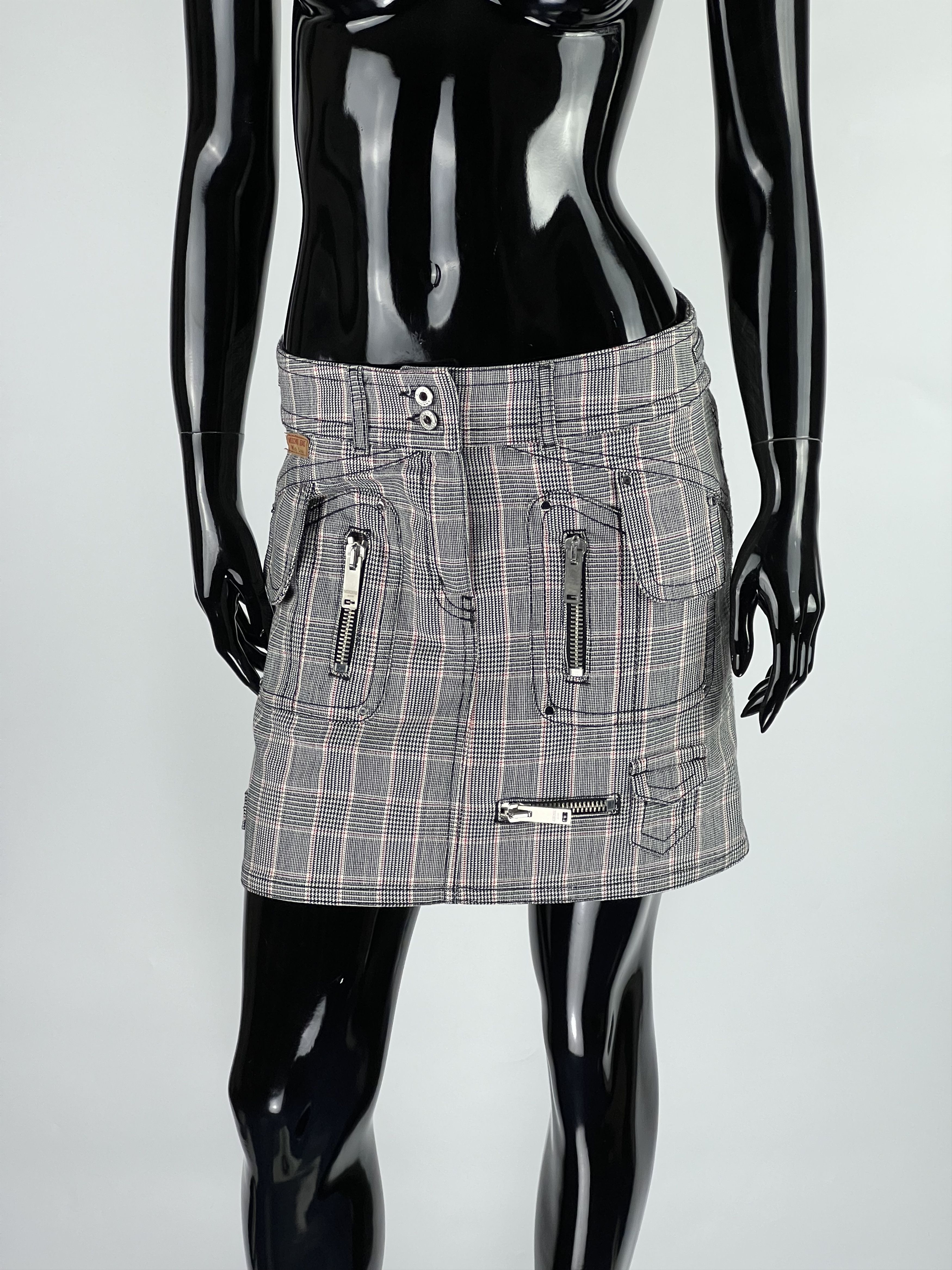 Moschino × Vintage Rare VTG Moschino Jeans Donna Check Mini Skirt US8 IT42 Size 28" / US 6 / IT 42 - 1 Thumbnail