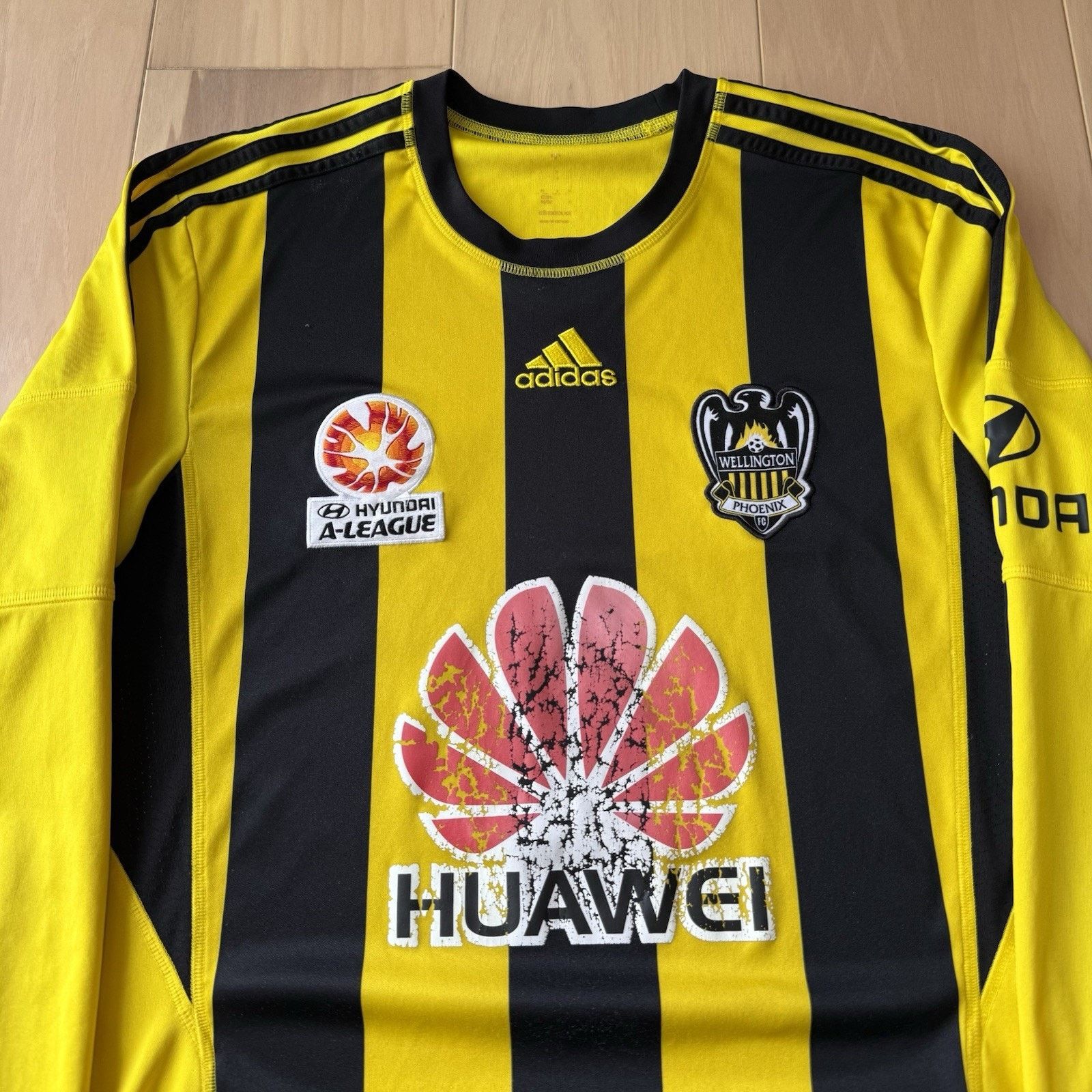 Adidas Wellington Phoenix Home Jersey M Yellow World Cup Soccer Size US M / EU 48-50 / 2 - 3 Thumbnail