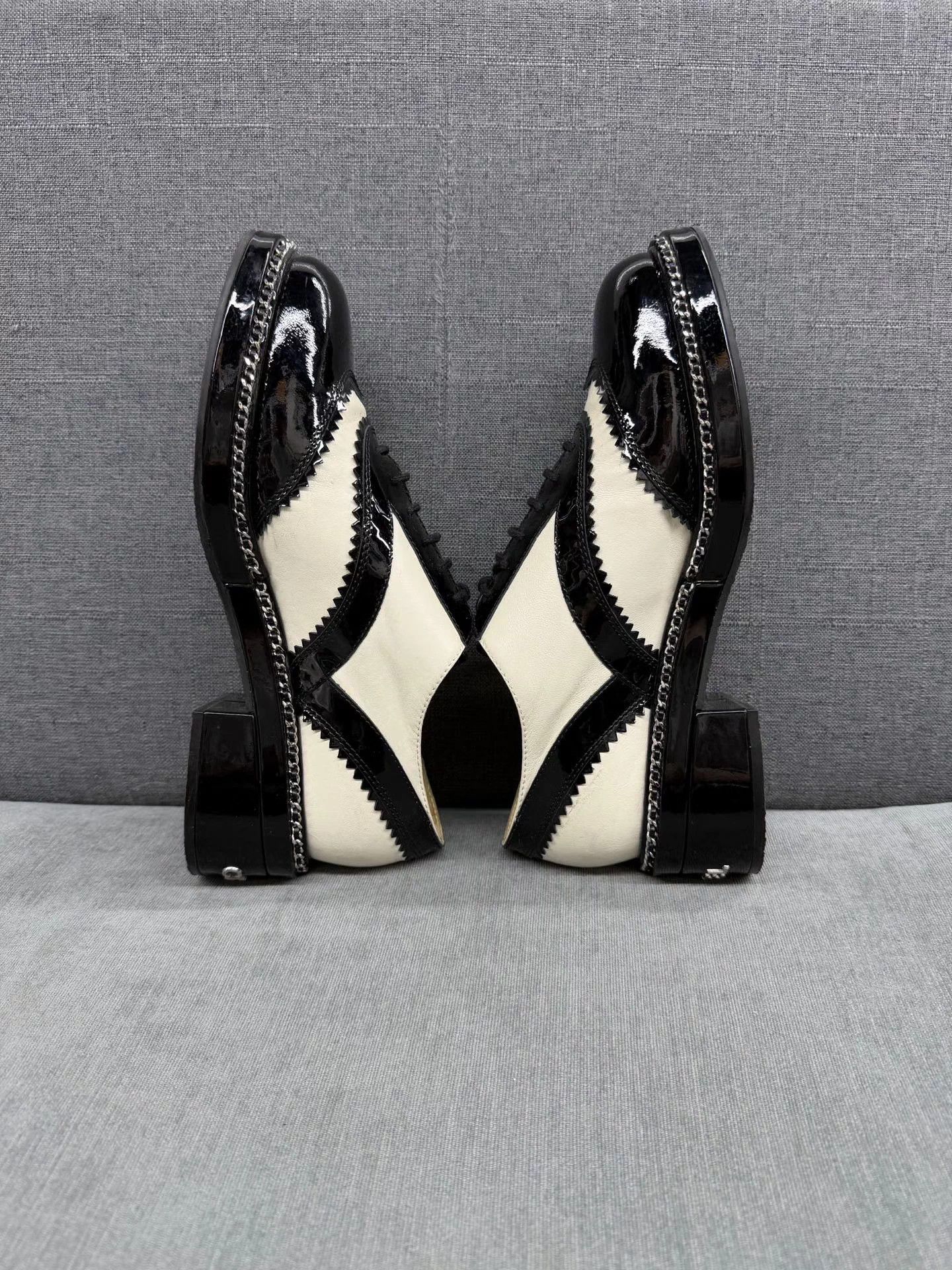 Chanel CHANEL Black/White Color Blocked Patent Leather Chain Flat 39 Size US 8.5 / IT 38.5 - 4 Thumbnail