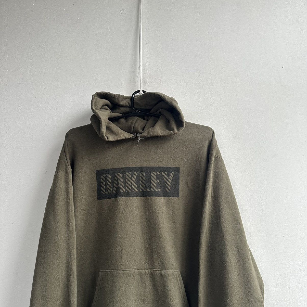 Vintage 2005 Vintage Oakley Hoodie center logo y2k Size US L / EU 52-54 / 3 - 11 Thumbnail