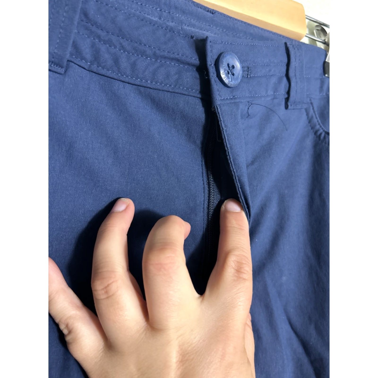 Eddie Bauer Eddie Bauer Pants Womens 10 Capri Navy Blue 33x20 Hiking Water Resistant Logo Casual Travel Regular Straight Womens Size 32" / US 10 / IT 46 - 7 Thumbnail