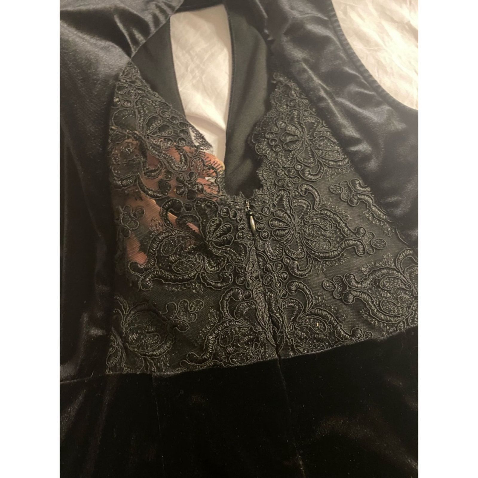 Forever 21 Gothic Dark Academia Velvet Lace Halter Romper Black Size 28" / US 6 / IT 42 - 3 Thumbnail