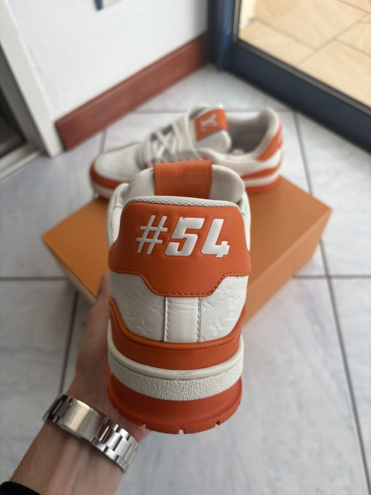 Louis Vuitton Louis vuitton trainer orange blanc signature #54 size 9 Size US 9 / EU 42 - 2 Thumbnail