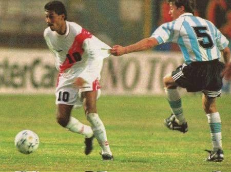 Umbro Vintage 1996/97 Peru Home Shirt Size US XL / EU 56 / 4 - 9 Thumbnail