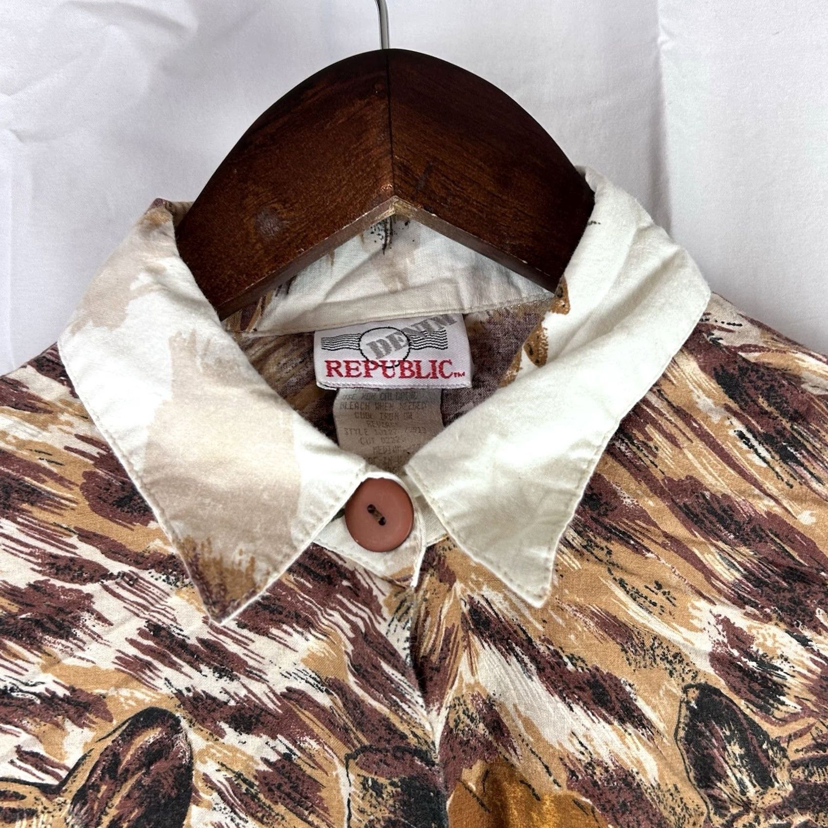 Vintage VINTAGE Denim Republic Shirt Womens Medium Tiger Animal Safari Button Up Made USA 80s 90s Lion Animals Beige Cotton Denim Short Sleeve Women Mens? Size M / US 6-8 / IT 42-44 - 3 Thumbnail