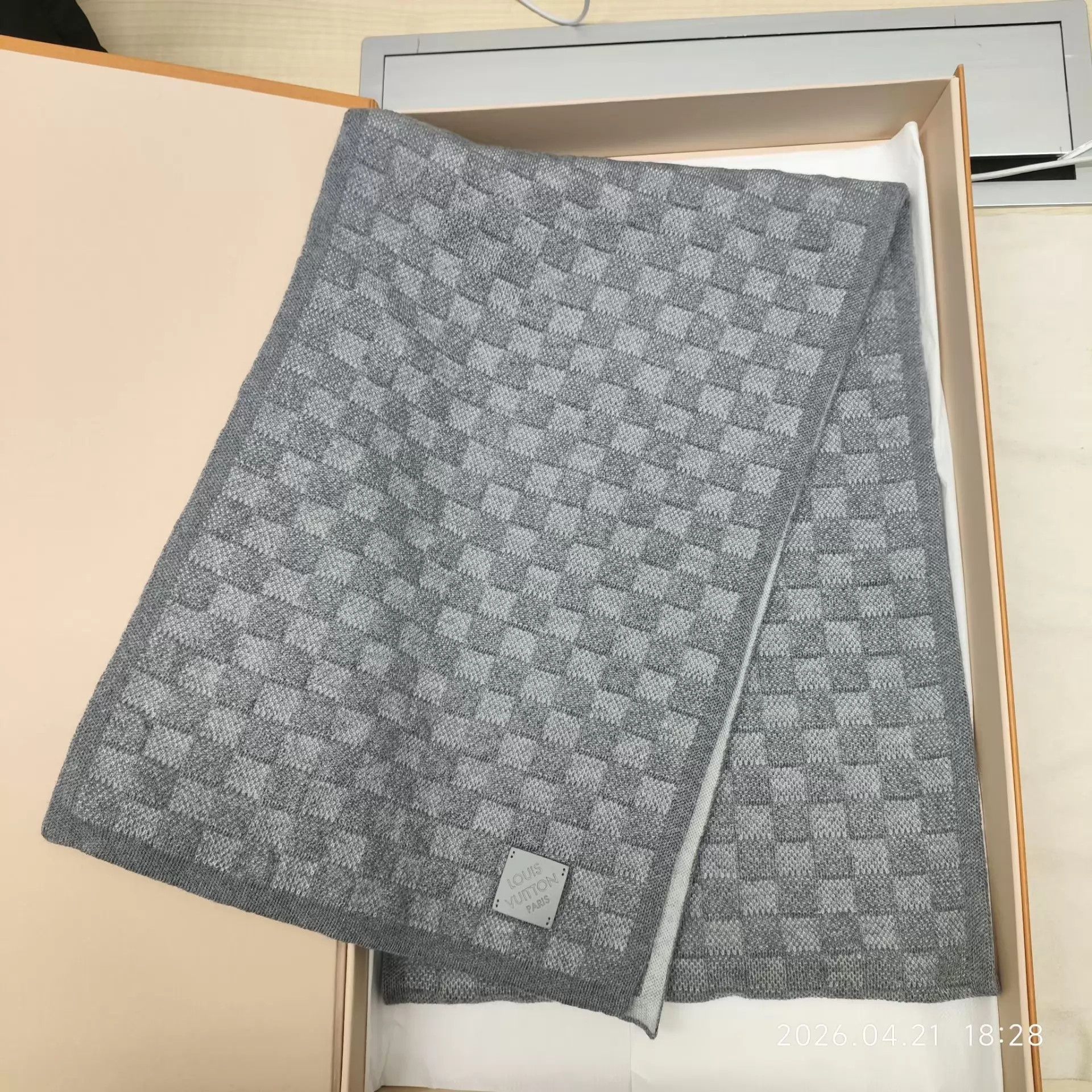 Louis Vuitton LV Monogram Cashmere Scarf Gray 180x30 Size ONE SIZE - 1 Thumbnail