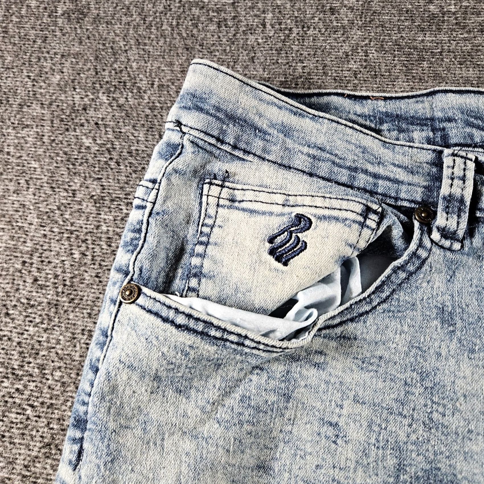 Rocawear Rocawear Slim Fit Denim Jeans Straight Leg Light Wash 34x32 Mid Rise 5-Pocket Zip Mens jeans Blue Cotton Embroidered Logo hip hop Size US 34 / EU 50 - 4 Thumbnail