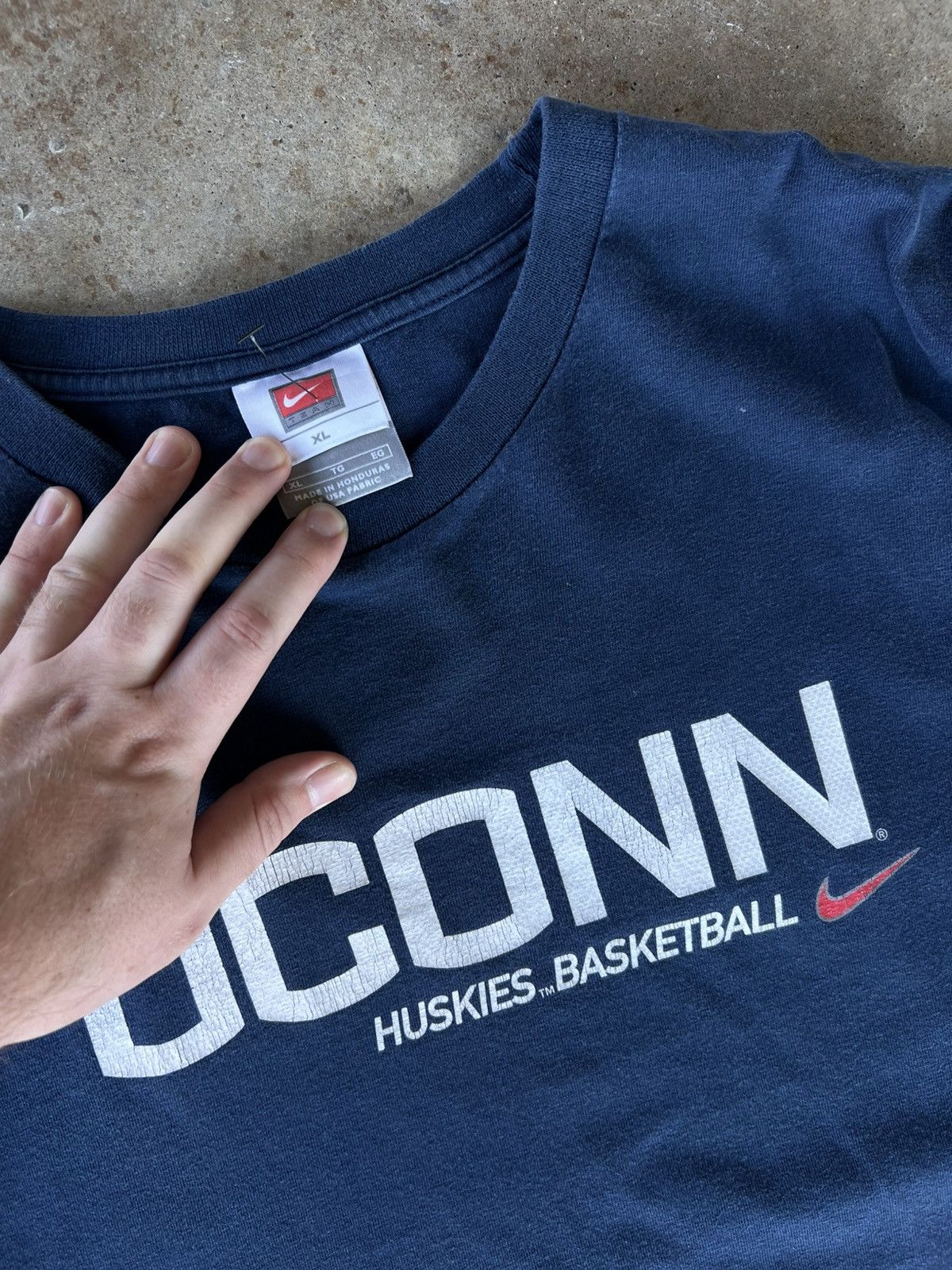 Nike Vintage 2000’s NCAA Nike UConn Huskies T Shirt Size US XL / EU 56 / 4 - 2 Thumbnail