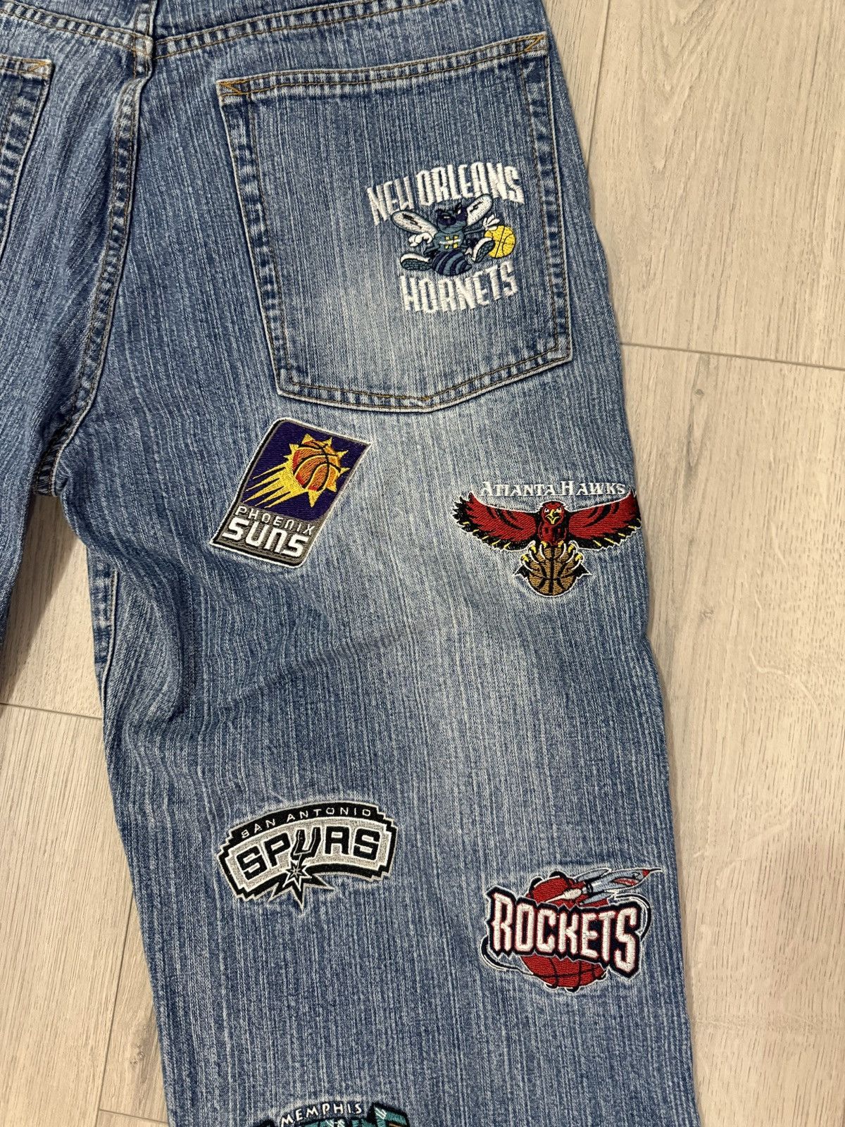 NBA Late 2000s NBA UNK Patch Team Logos Blue Baggy Jeans (37x33) Size US 37 - 13 Thumbnail