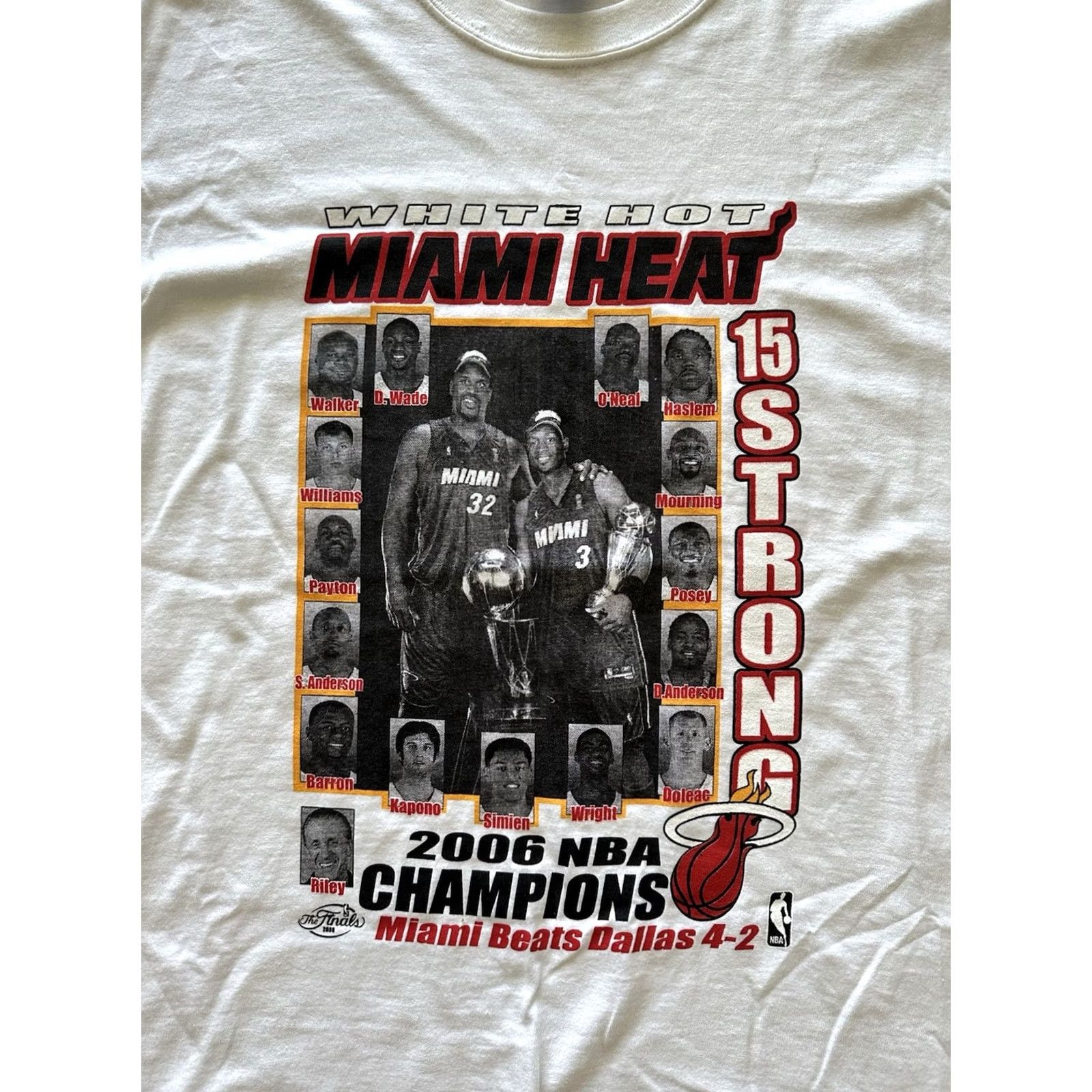 Gildan VINTAGE Miami Heat 2006 NBA Championship Roster Graphic Tee Mens Large NWOT Size US L / EU 52-54 / 3 - 2 Thumbnail