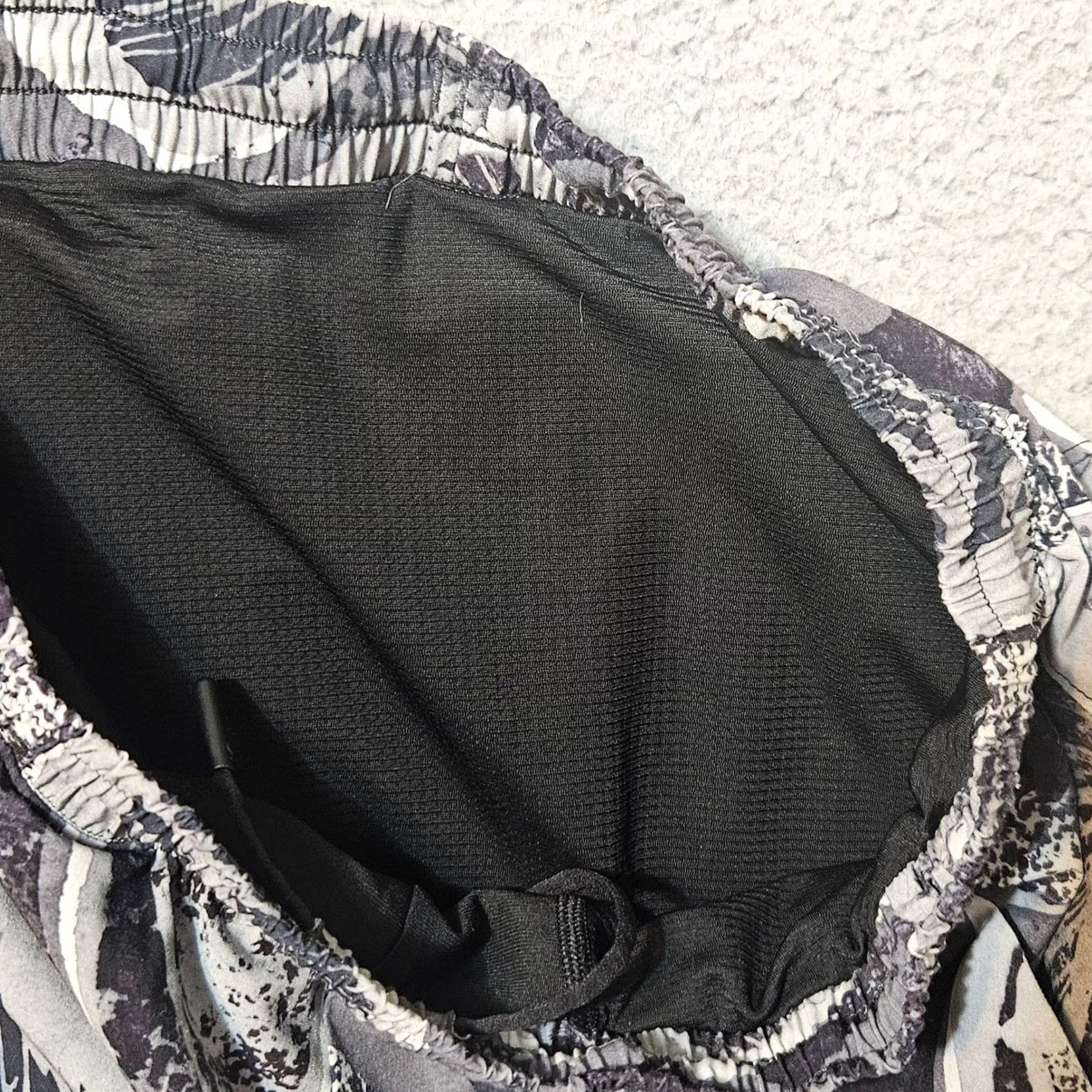 Vintage Lululemon Pace Breaker Shorts 9" Lined Men Medium Tropical Shadow Sea Salt Multi Size US 31 - 5 Thumbnail