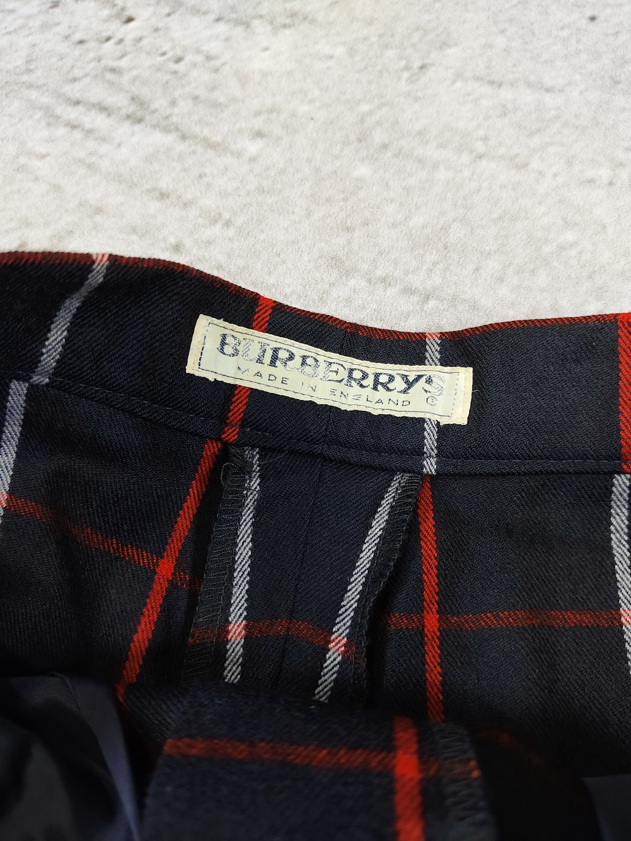 90s Burberrys- Classic Minimal Tartan Pattern Wool Short