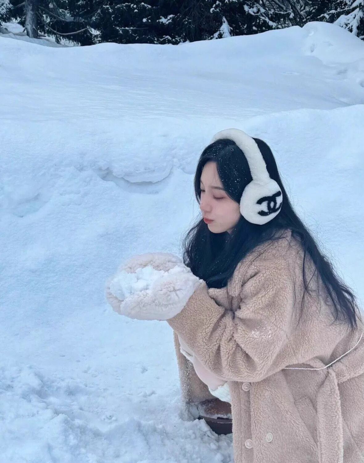 Chanel Chanel White Shearling Earmuffs w/ Black CC Logo 22cm Size ONE SIZE - 2 Thumbnail