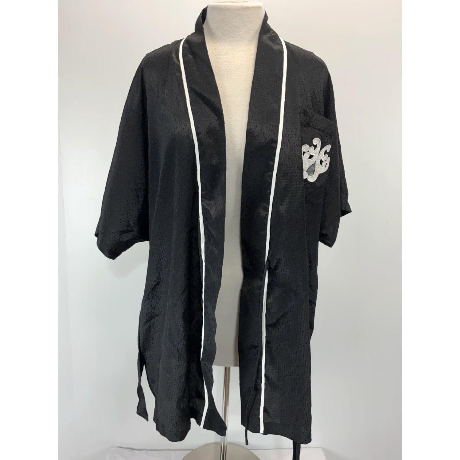 Victoria's Secret VINTAGE Victoria's Secret Kimono Robe Women Small Black Belted 90s Solid Tie Short Gold Label Size 28" / US 6 / IT 42 - 7 Thumbnail