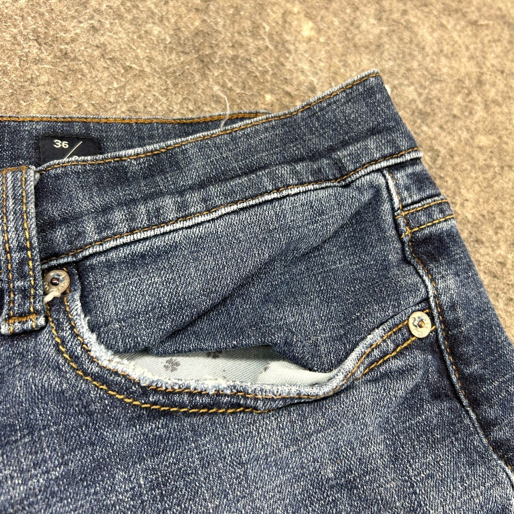 Lucky Brand Lucky Brand Jeans Men 36x30 Blue 221 Straight Leg Dark Wash Denim Distressed Vintage No (Professional) Size US 36 / EU 52 - 6 Thumbnail