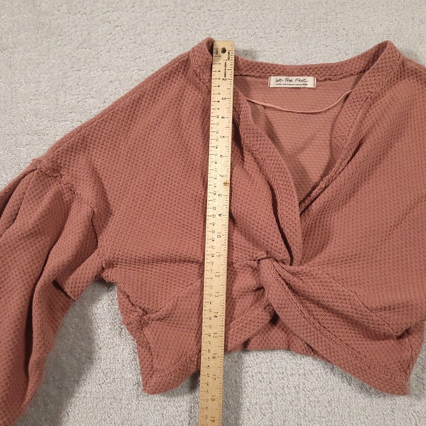 Vintage VINTAGE We The Free Sweater Womens Large Pink Waffle Knit Twist Front Cropped Top Size L / US 10 / IT 46 - 6 Thumbnail