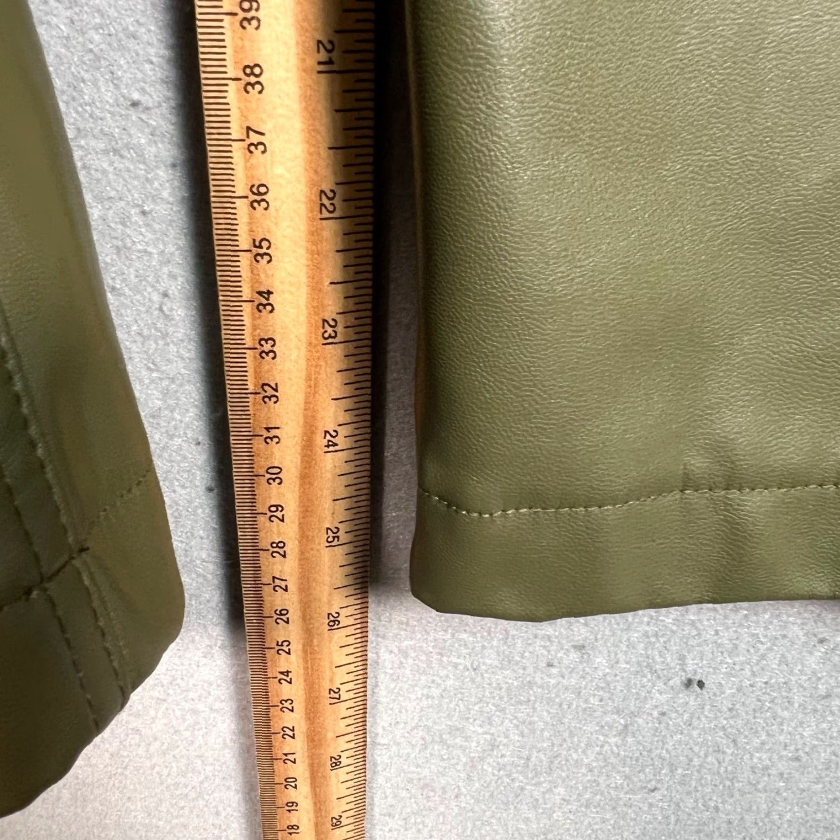 Abercrombie & Fitch Abercrombie & Fitch 90s Relaxed High Rise Faux Leather Cargo Pants Green Size 8 Size 30" / US 8 / IT 44 - 7 Thumbnail