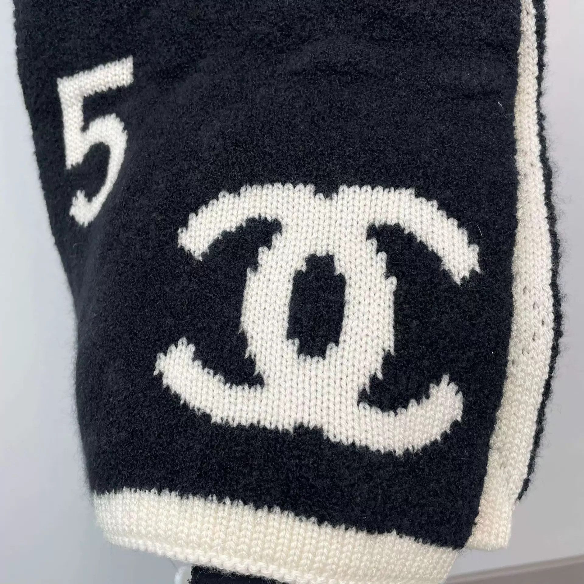 Chanel Chanel 2-sided Logo Scarf 97 New Size ONE SIZE - 9 Thumbnail