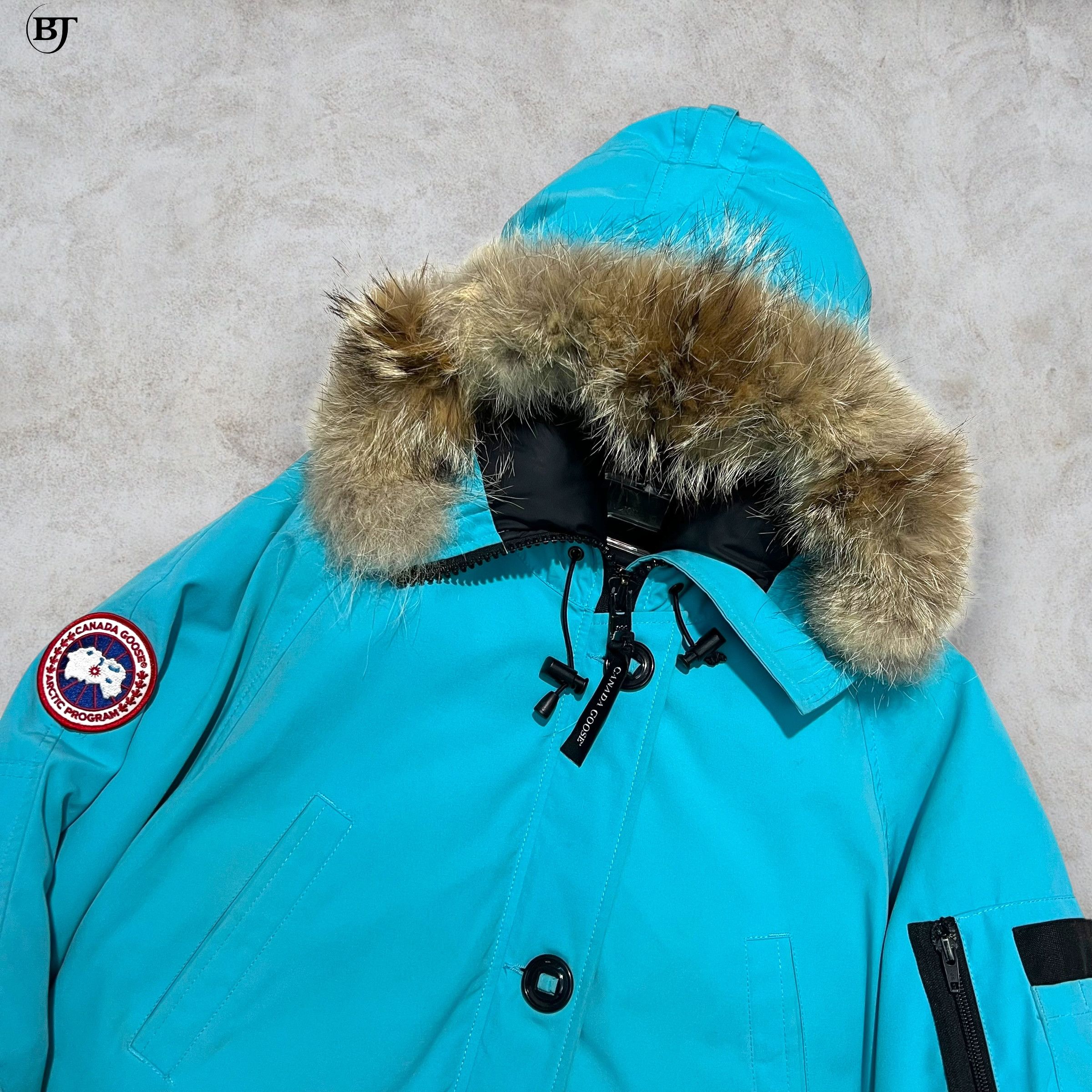 Canada Goose Ganada Goose women’s chilliwack Iceberg bomber parka Size L / US 10 / IT 46 - 13 Thumbnail