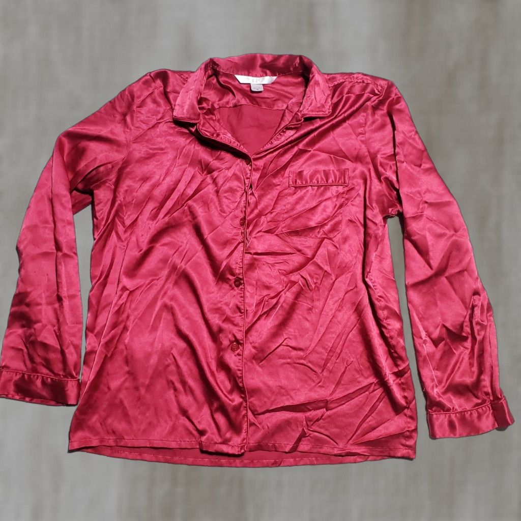 Victoria's Secret Victoria’s Secret Shirt Women Med Red Solid Satin Sleep Shirt PJ Top Buttoned Collared Nightshirt Size M / US 6-8 / IT 42-44 - 1 Thumbnail