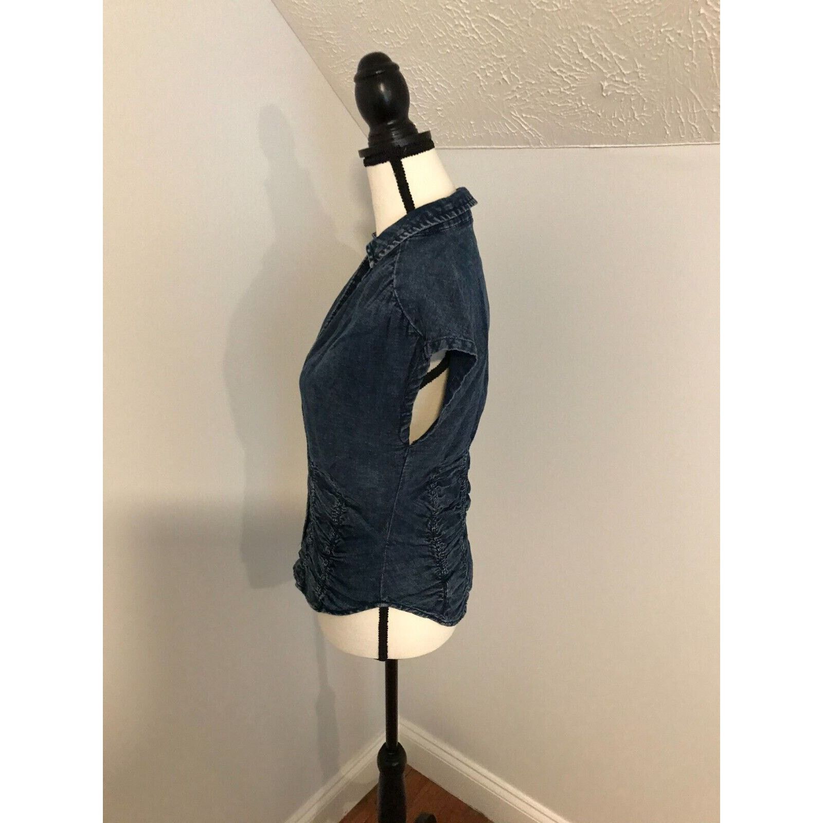 Anthropologie Anthropologie Pilcro Ruched Denim Blue Short-Sleeve Blouse Size S / US 4 / IT 40 - 2 Thumbnail