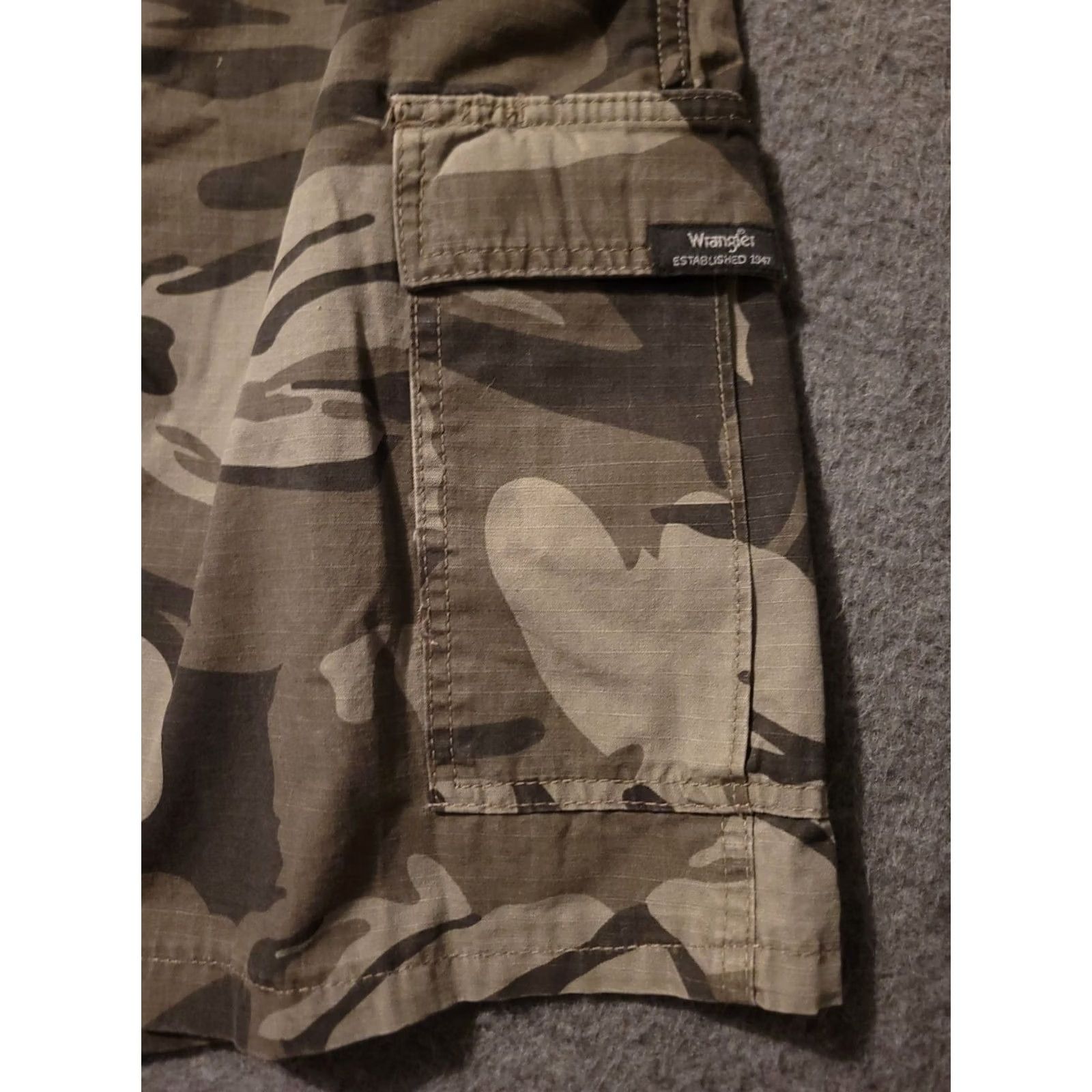 Wrangler Wrangler Cargo Shorts Men's 32 NWOT Flex Waistband Casual Outdoors Multicolor Camouflage Rip Stop Pocket Cargo Outdoor Military Theme Mens Size US 32 / EU 48 - 5 Thumbnail