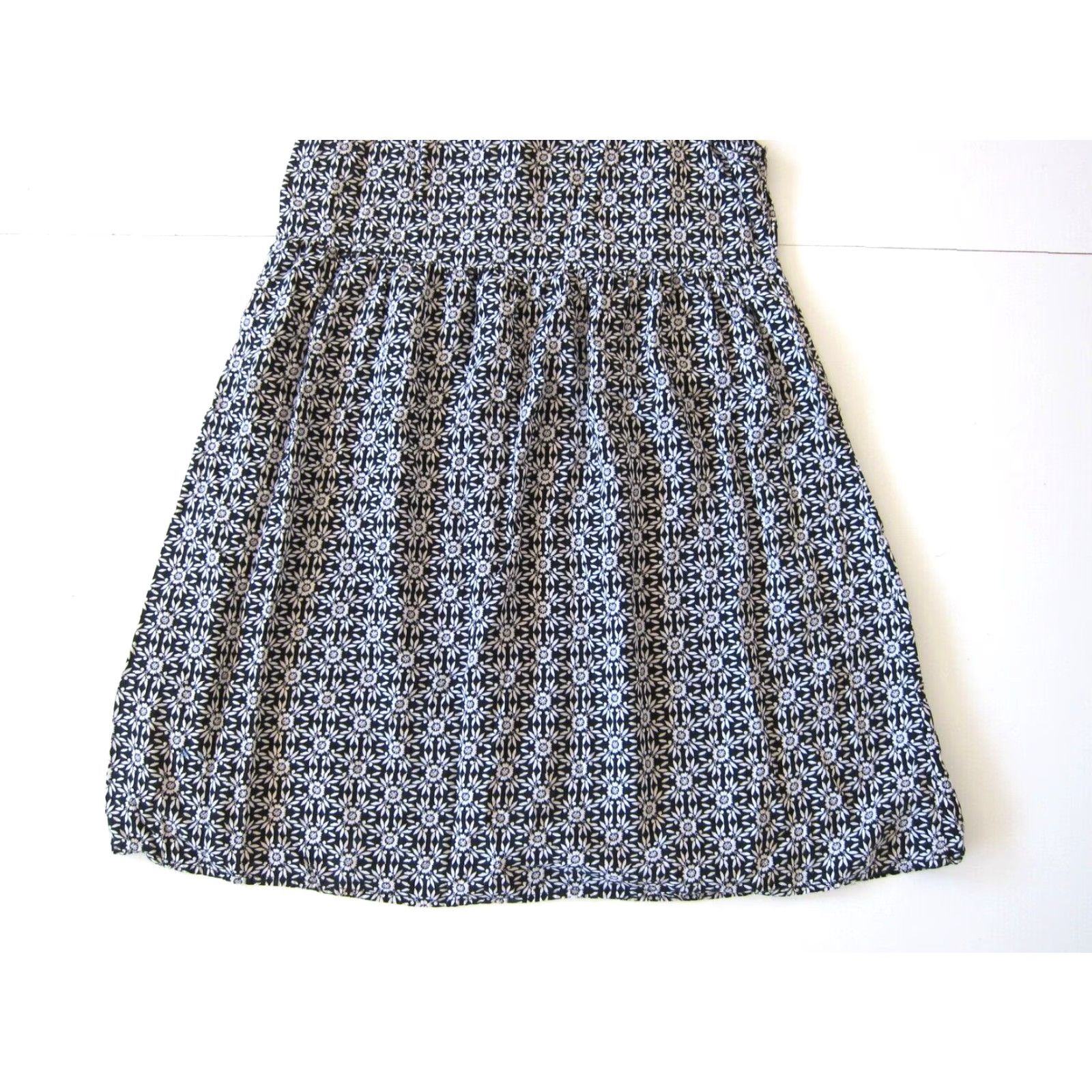 Old Navy Old Navy Floral Sleeveless V-Neck Tunic Shift Dress Small - 100% Rayon Black White - Women’s Apparel Size S / US 4 / IT 40 - 7 Thumbnail