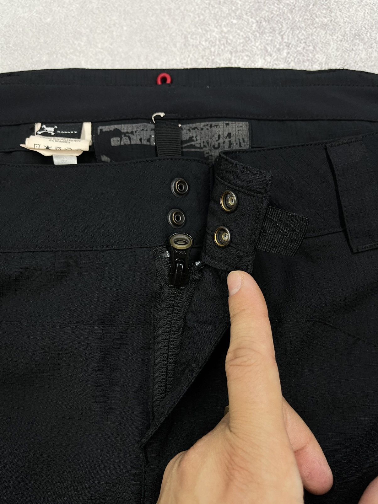Oakley Vintage Oakley Trail Black Cargo Shorts Big Logo Size US 34 / EU 50 - 8 Thumbnail