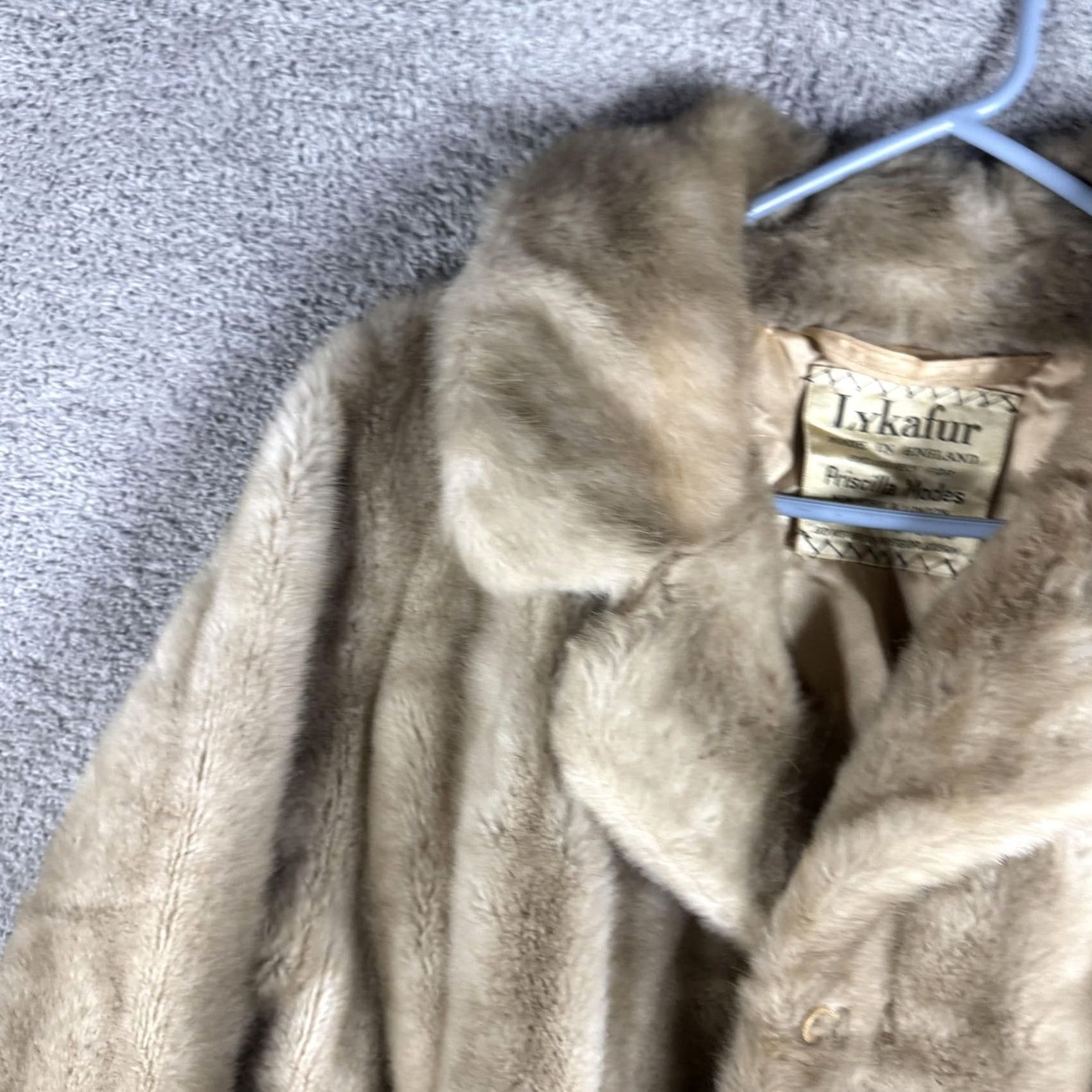 Vintage VINTAGE Lykafur Coat Womens Long Beige Fur Overcoat Lined England Large Hook & Eye Pockets Notched Collar Formal Womens Size L / US 10 / IT 46 - 5 Thumbnail