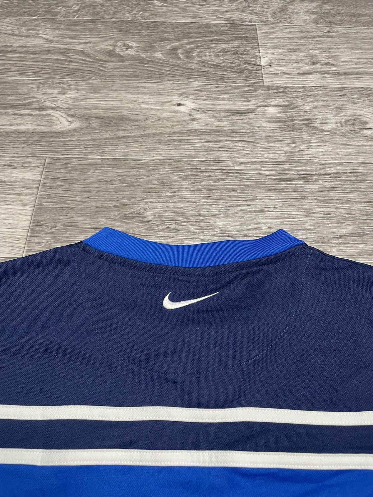 Nike Vintage Nike T90 Central Swoosh Logo Soccer Football T-Shirt Size US XL / EU 56 / 4 - 16 Thumbnail