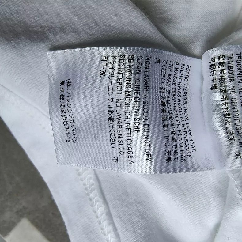 Balenciaga Balenciaga White Round Neck Short Sleeve with Red Letter C Size US M / EU 48-50 / 2 - 7 Thumbnail