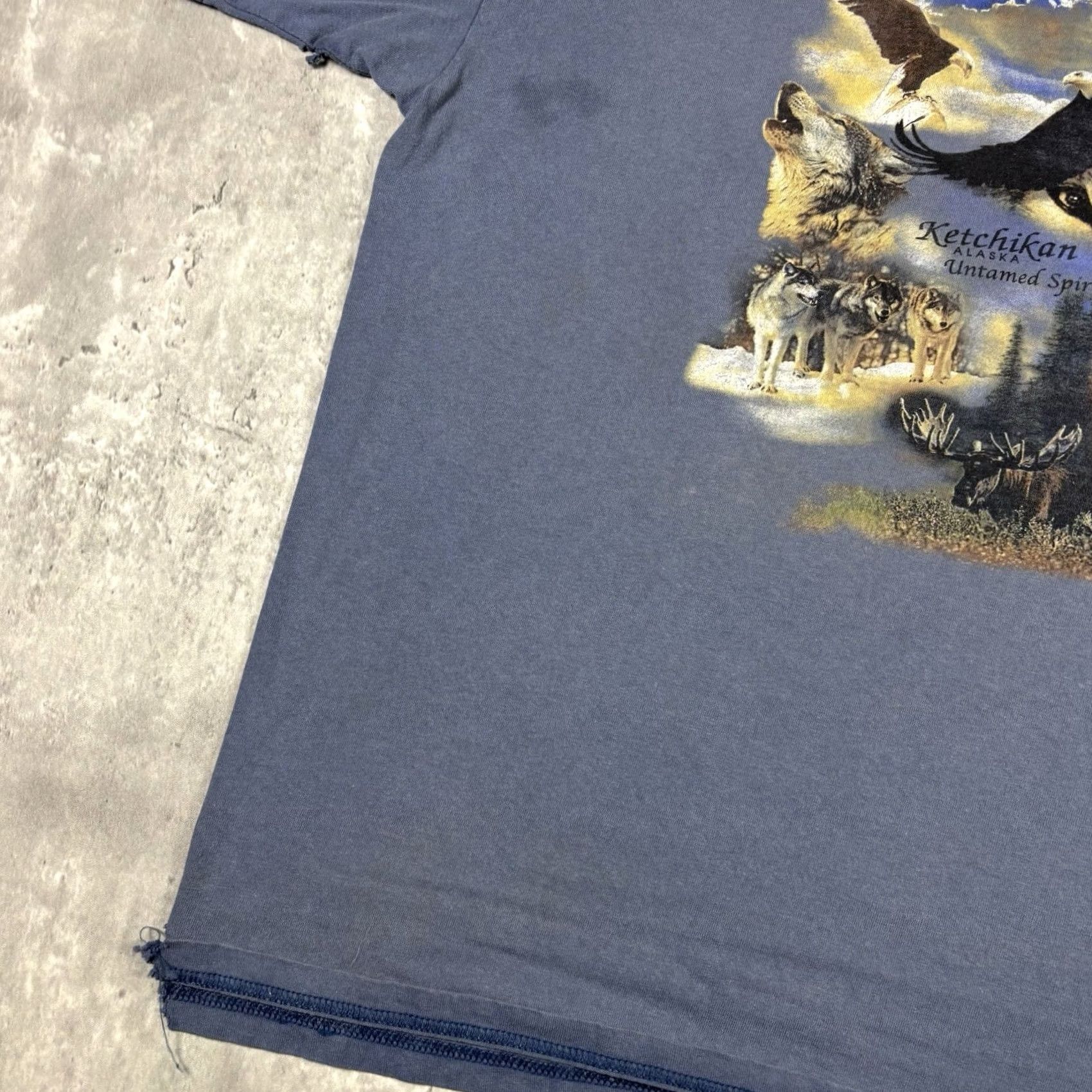 Gildan VINTAGE 90s Alaska Nature Outdoors Animal T Shirt XL Blue Distressed Mens Size US XL / EU 56 / 4 - 6 Thumbnail