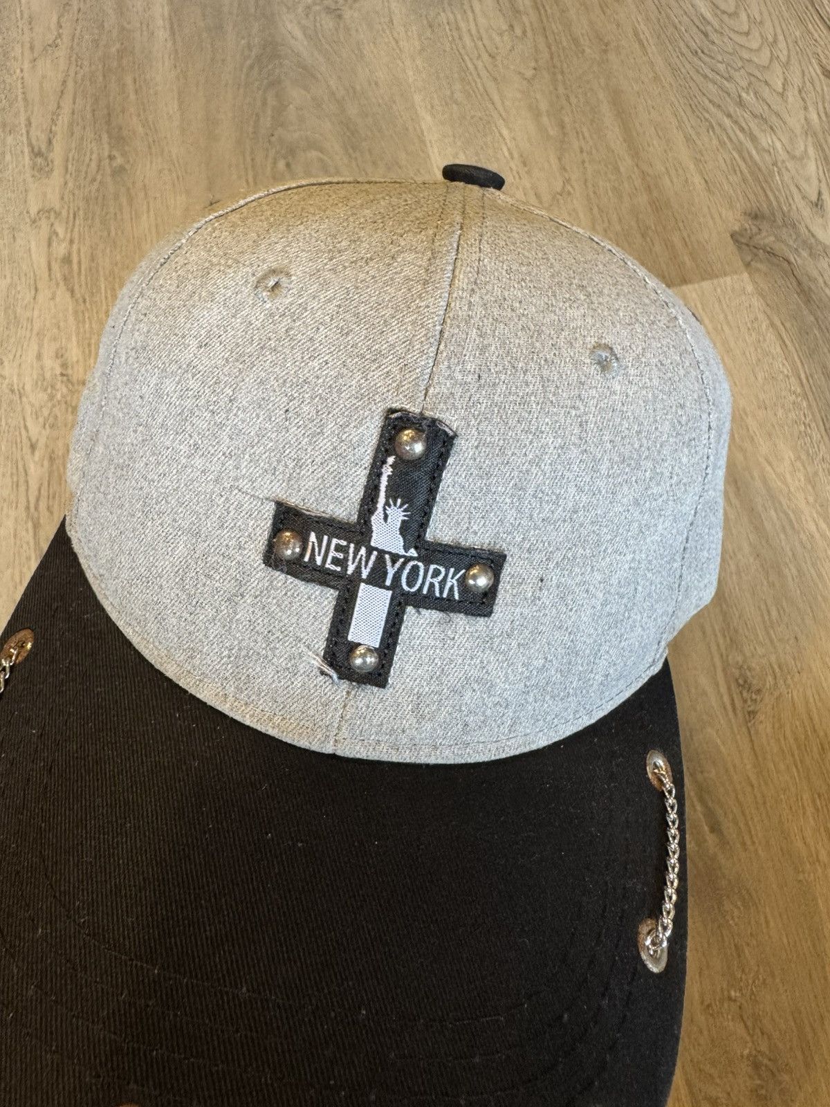 Japanese Brand DISTRESSED STUDDED NEW YORK CHAIN MOTIF HAT Size ONE SIZE - 3 Thumbnail