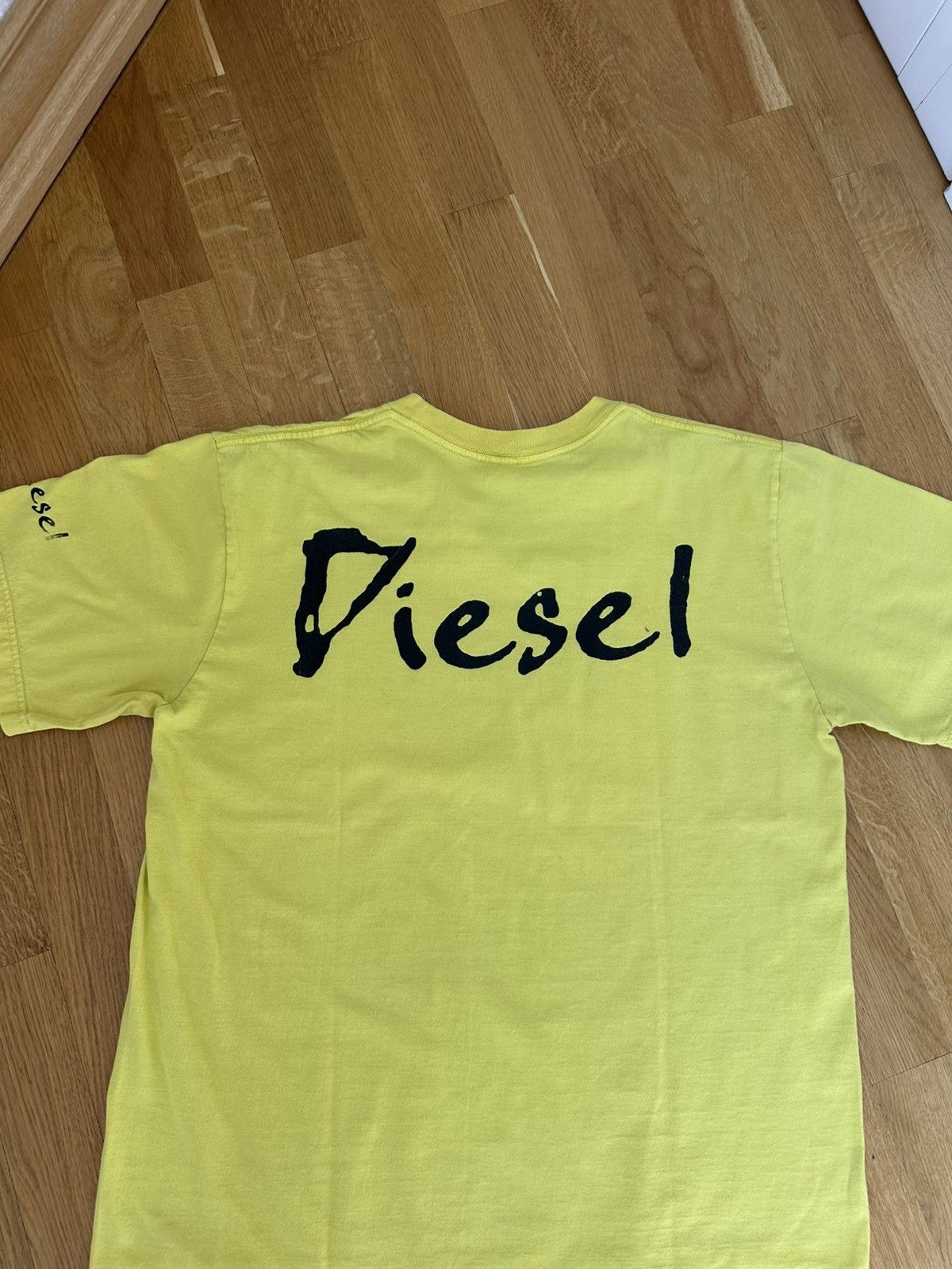 Diesel Vintage Mens Diesel Yellow T-shirt Big Logo Centre Fit Size US XL / EU 56 / 4 - 14 Thumbnail