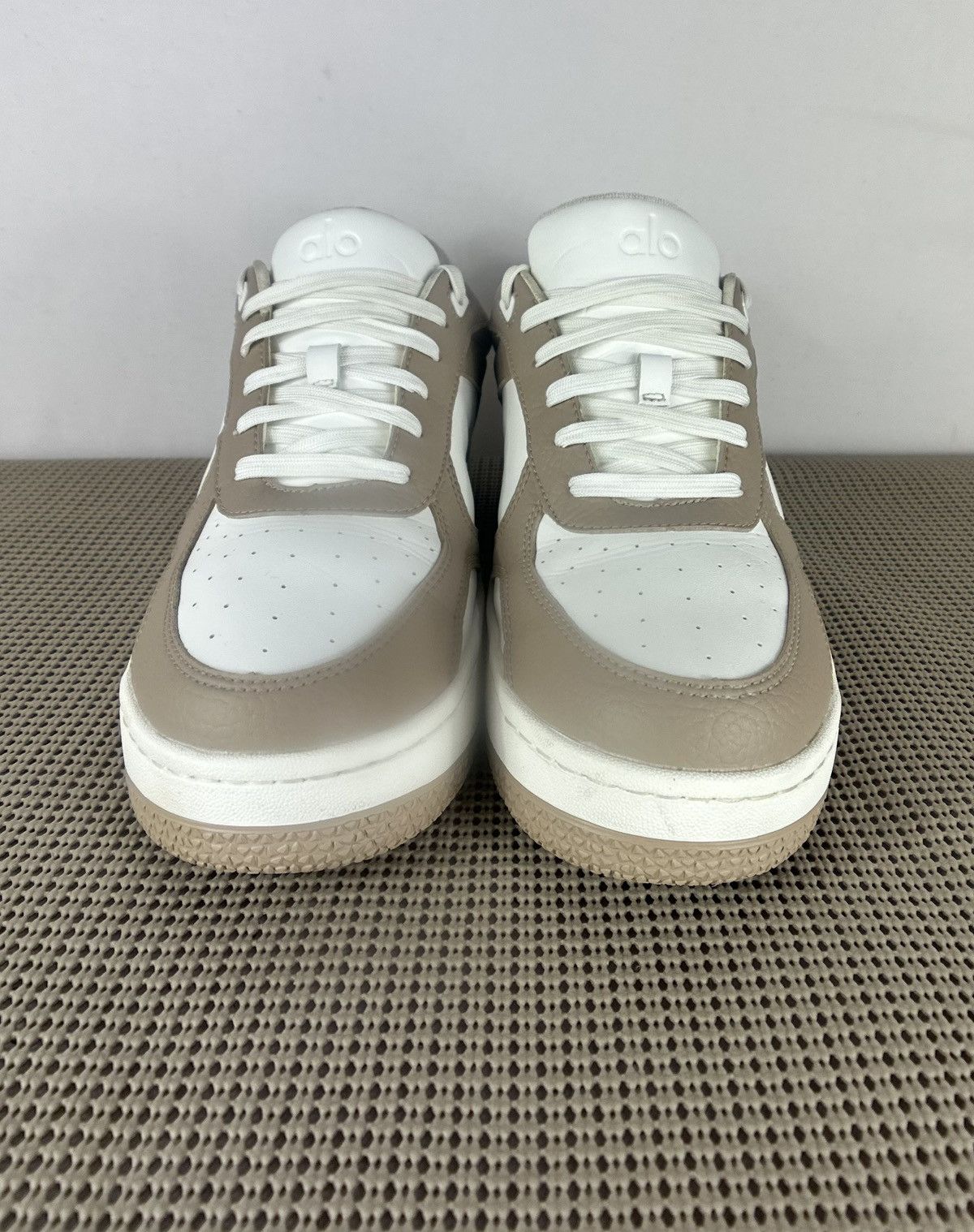 Alo [11US] ALO YOGA SNEAKERS RECOVERY MODE GRAVEL WHITE | Grailed
