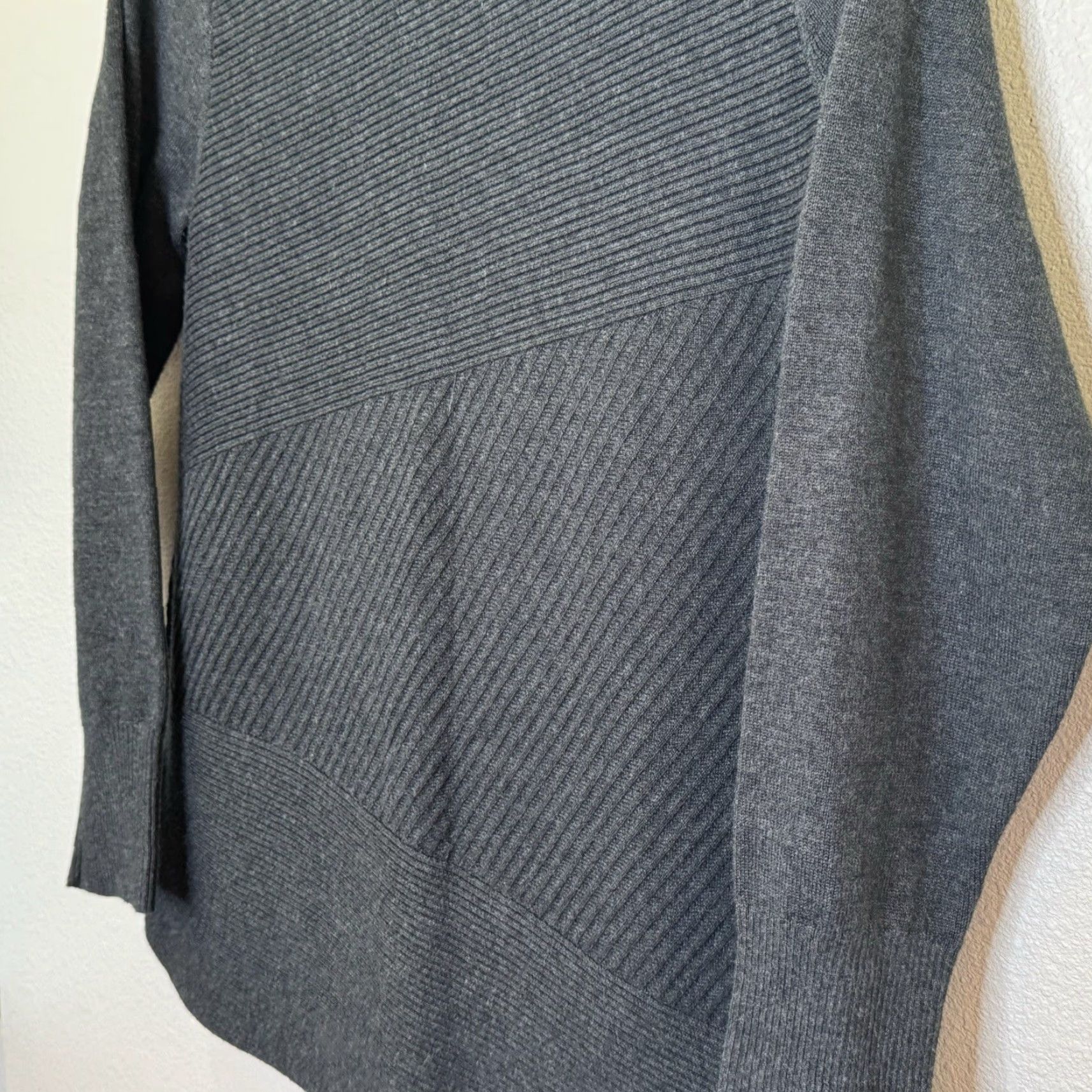 Vintage Chico’s Women’s Pullover Sweater Long Sleeve Size M Gray Textured Stripe Asymmetrical Hem Knit Tunic Size M / US 6-8 / IT 42-44 - 5 Thumbnail