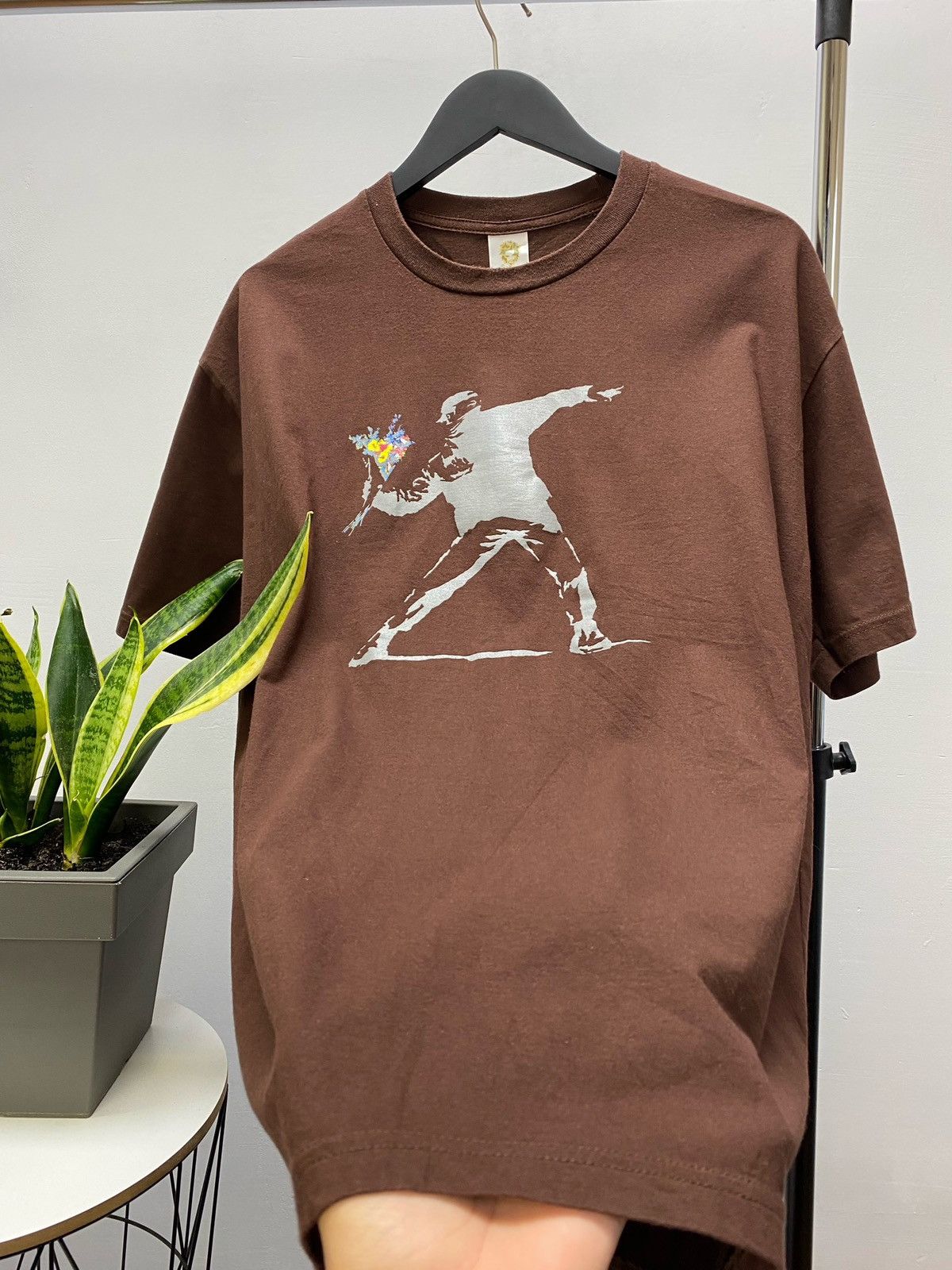 Arts & Science × Vintage Vintage Y2k 00s Banksy Street Art Flower Boy Tee Size US XL / EU 56 / 4 - 10 Thumbnail
