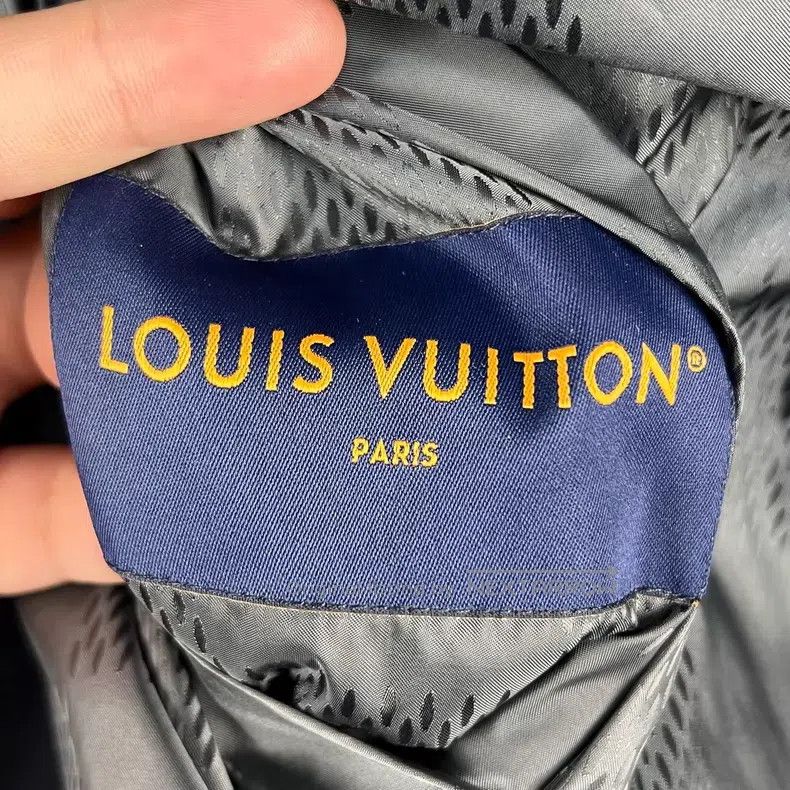 Louis Vuitton Louis Vuitton Solid leather logo zip-up hooded long-sleeve Size US L / EU 52-54 / 3 - 5 Thumbnail