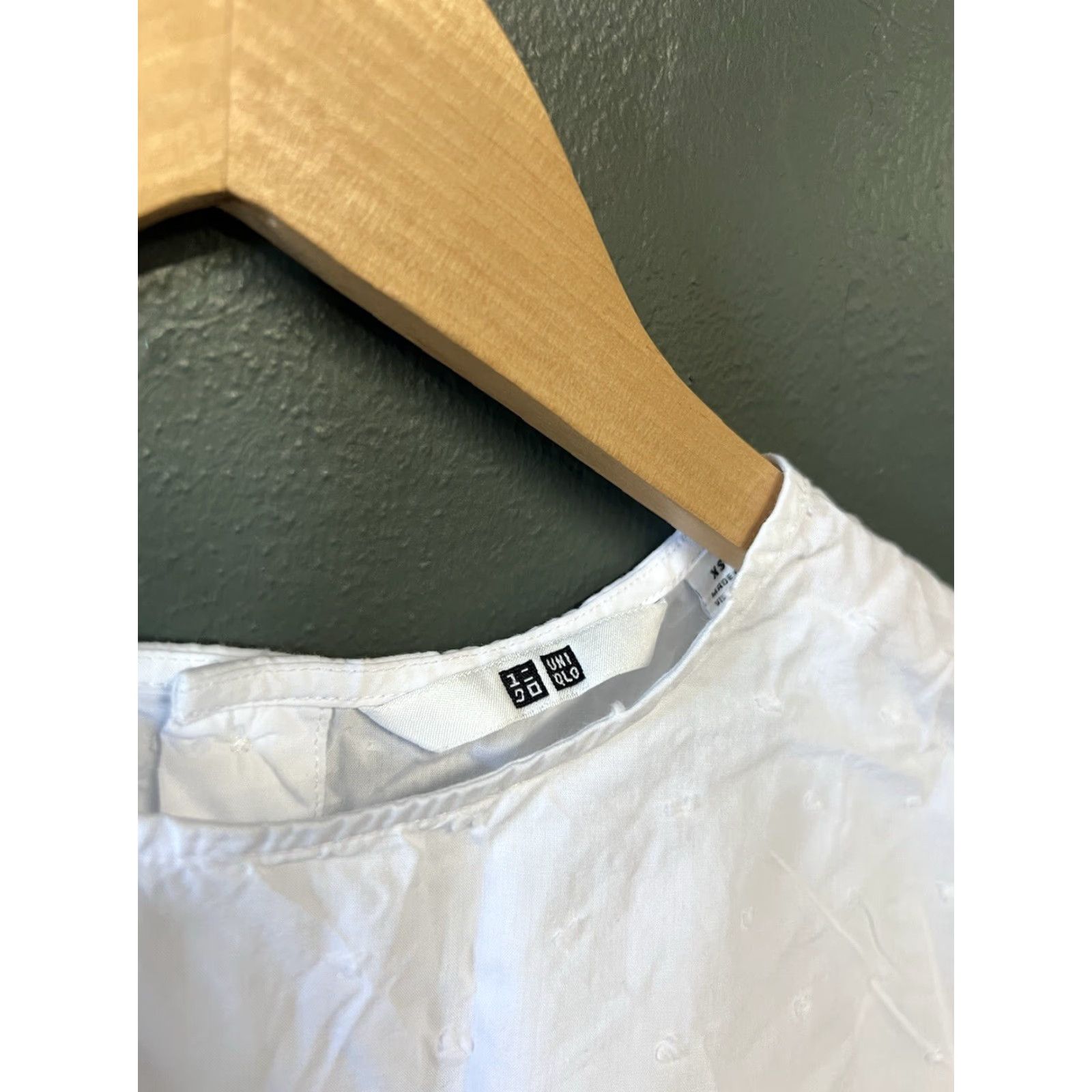 Uniqlo Uniqlo Blouse Shirt XS White Short Sleeve Women Back Button Up V-Neck? (Note: Original title did not specify V-Neck; keeping to exact terms.) Size XS / US 0-2 / IT 36-38 - 3 Thumbnail