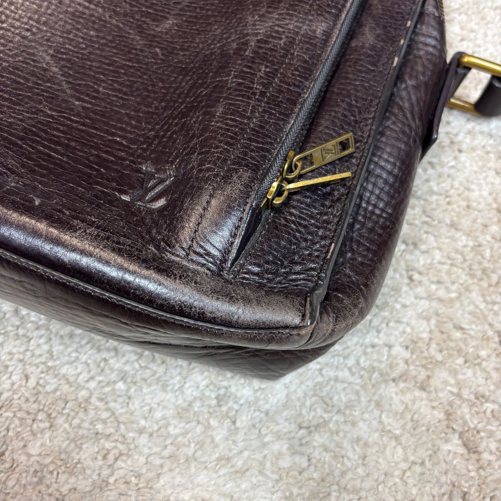 Louis Vuitton Louis Vuitton Taiga Brown Leather Messenger Shoulder Bag Size ONE SIZE - 21 Thumbnail