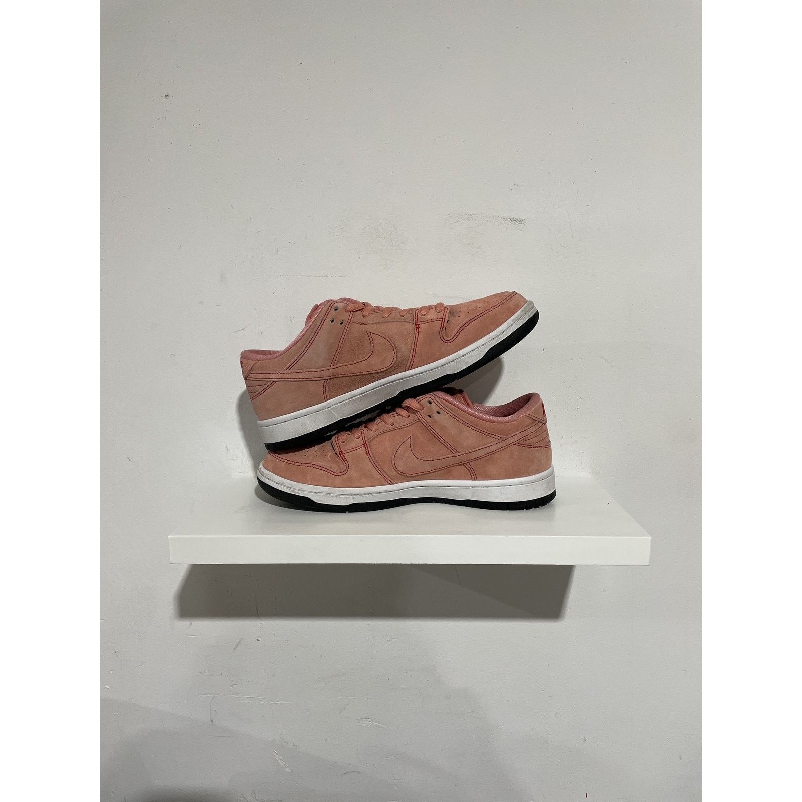 Nike NIKE SB LOW PINK PIG SIZE 9 PREOWNED Size US 9 / EU 42 - 2 Thumbnail